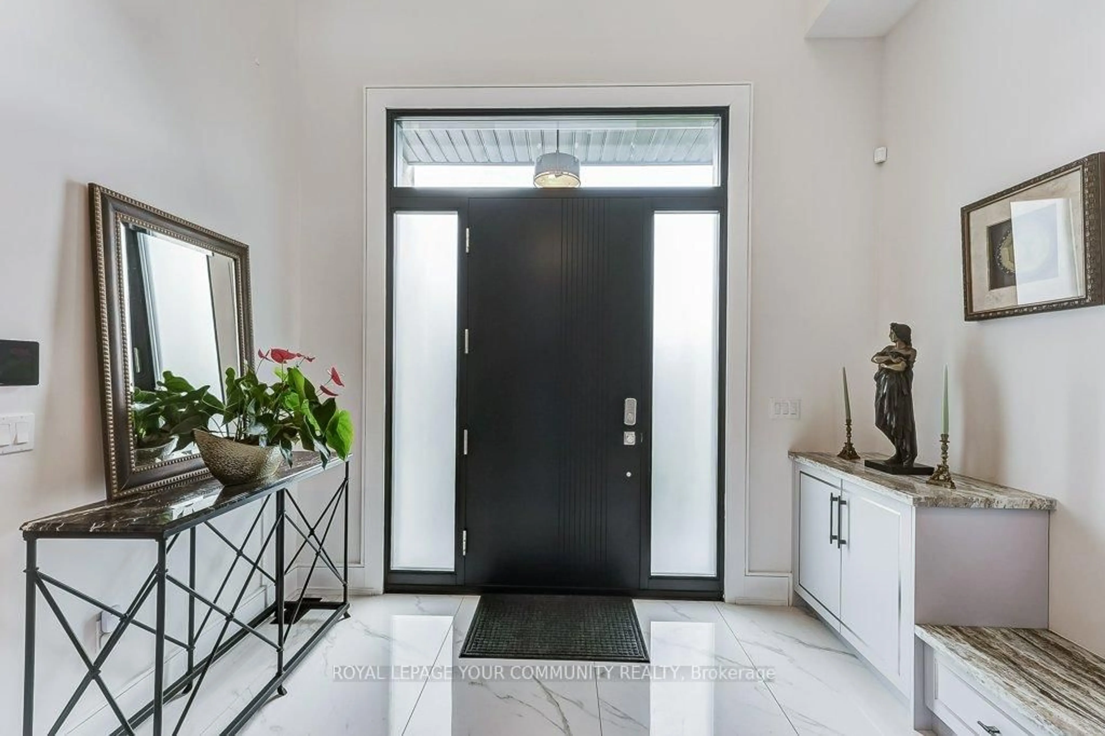 Indoor entryway for 2 Hemford Cres, Toronto Ontario M3B 2S5