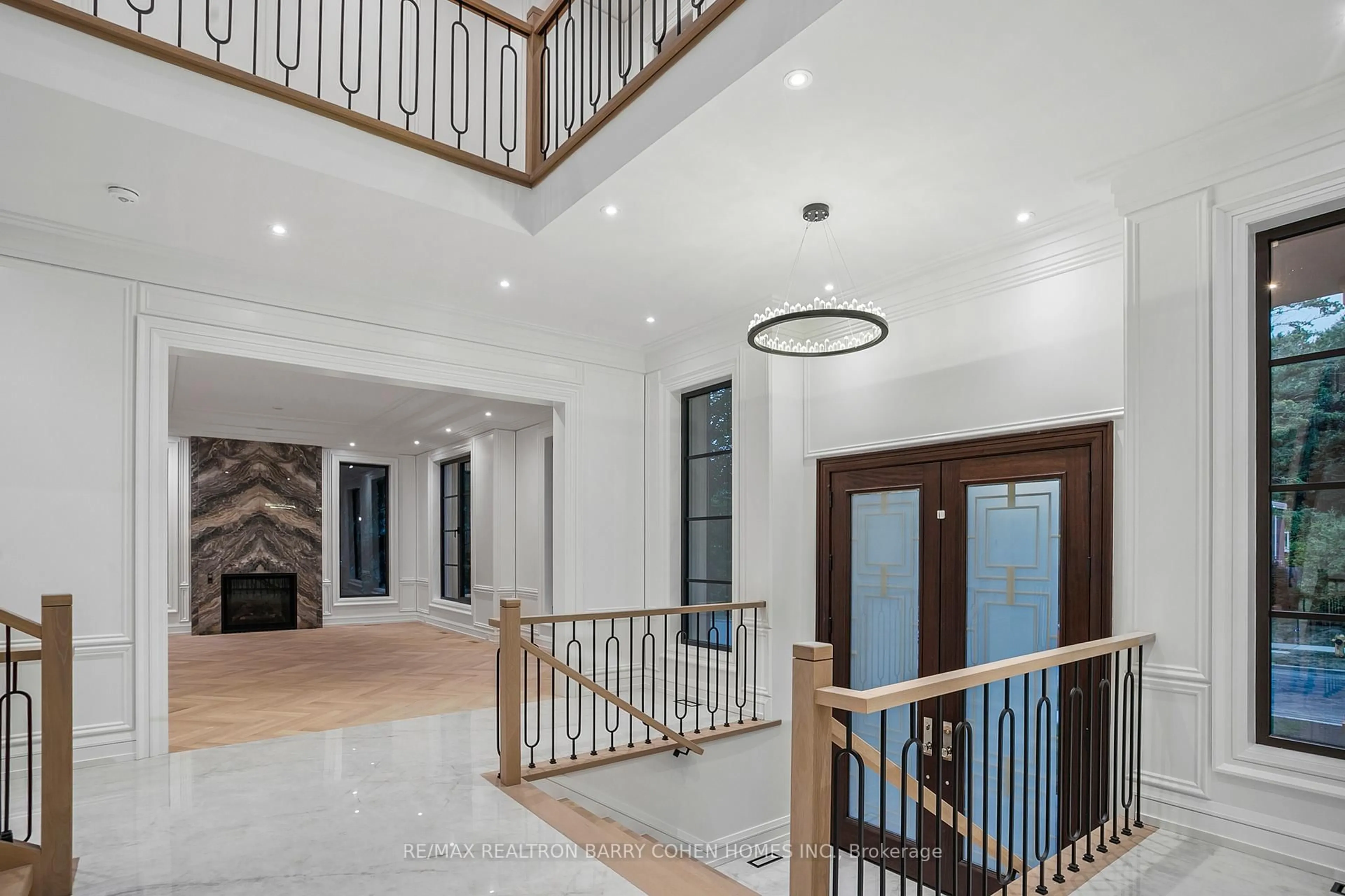 Indoor foyer for 27 Penwood Cres, Toronto Ontario M3B 3B1