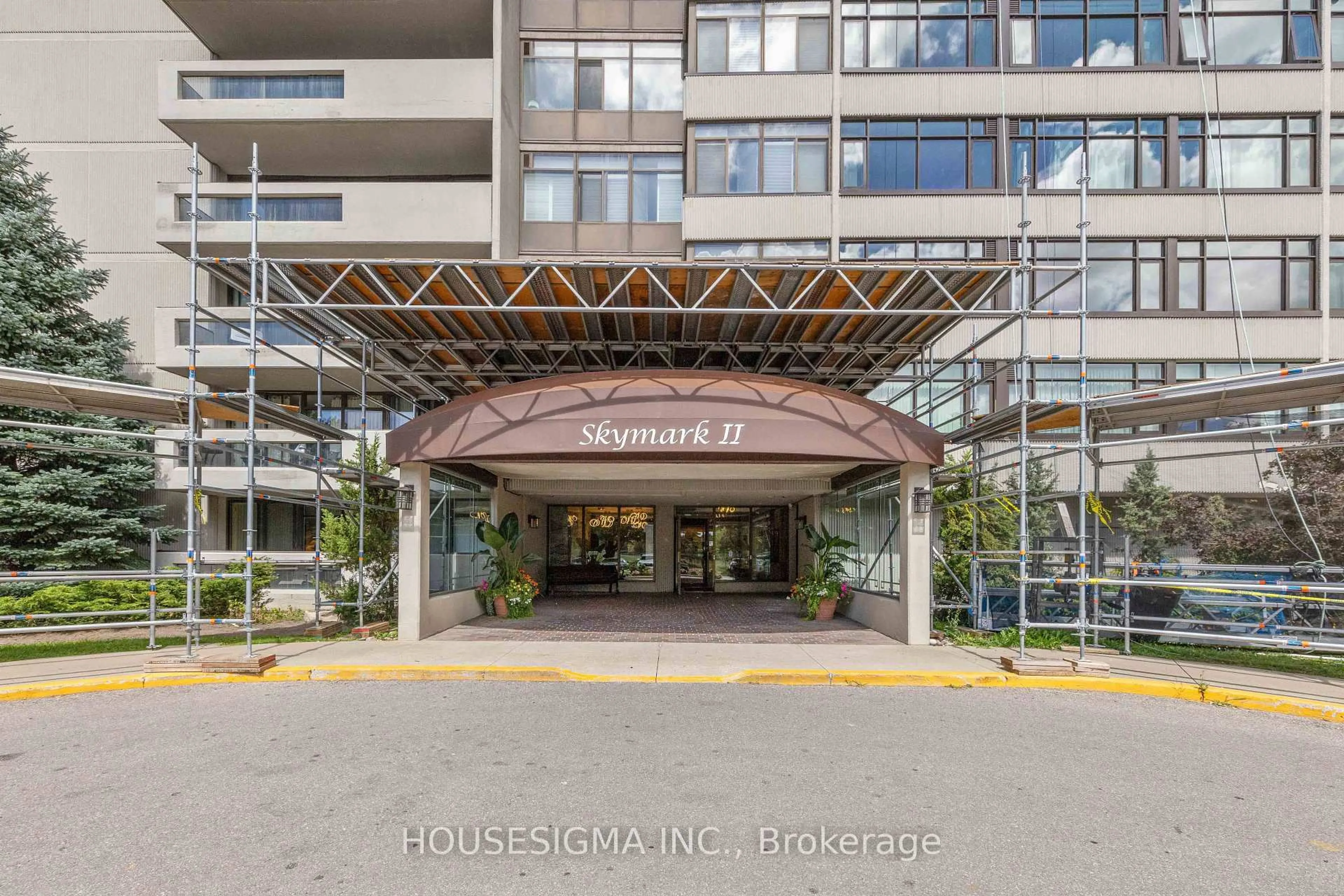 Indoor foyer for 1555 Finch Ave #2205, Toronto Ontario M2J 4X9