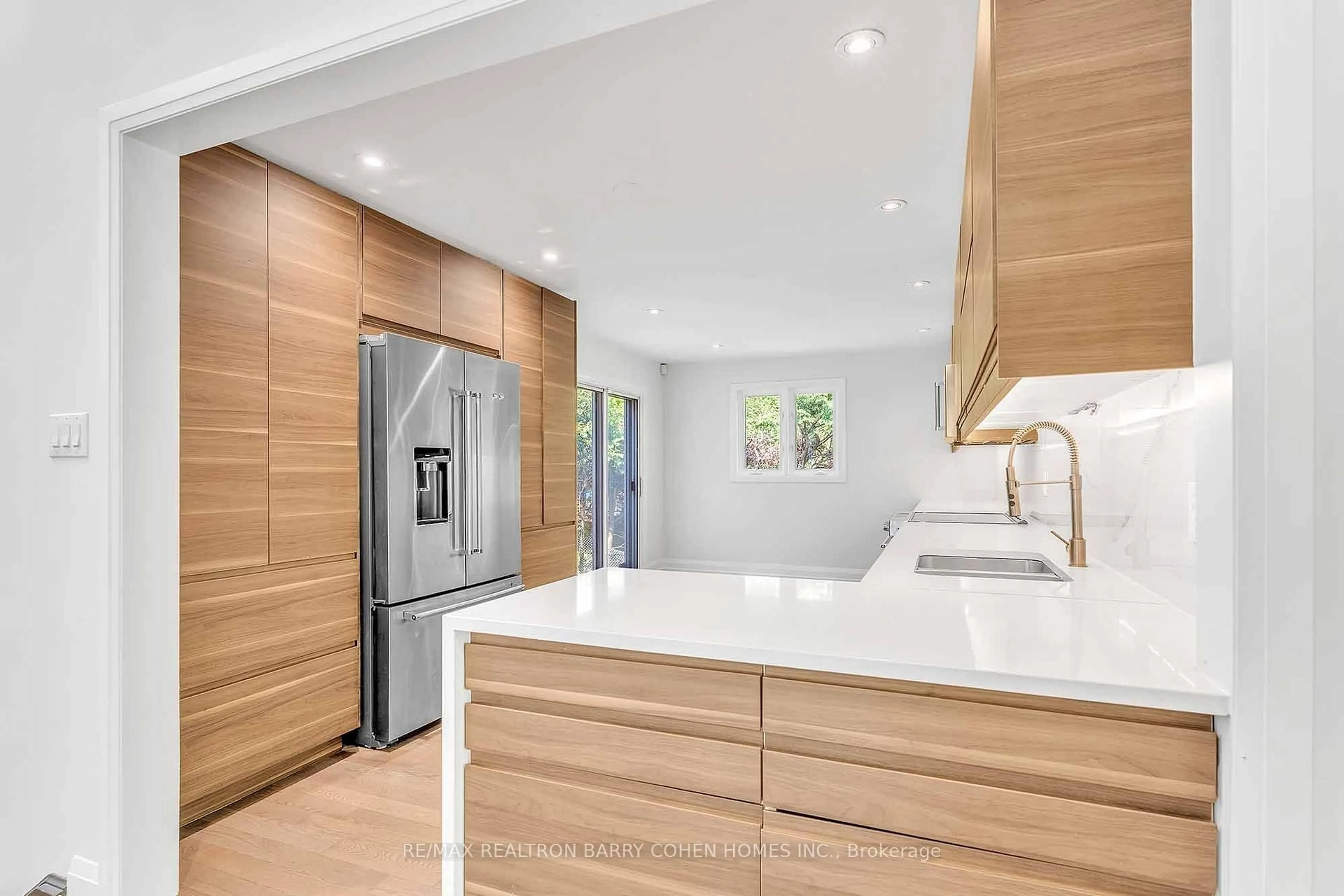 Contemporary kitchen, unknown for 20 Bruce Farm Dr, Toronto Ontario M2H 1G3
