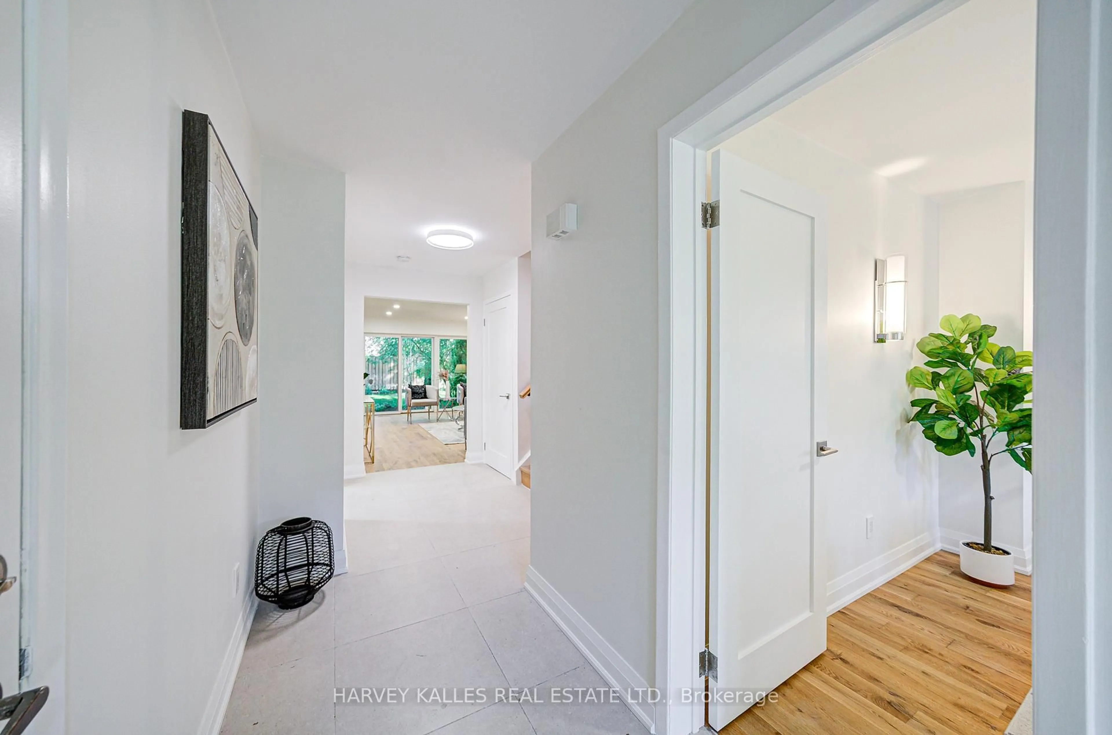 Indoor entryway for 42 Crimson Mill Way, Toronto Ontario M2L 1T6