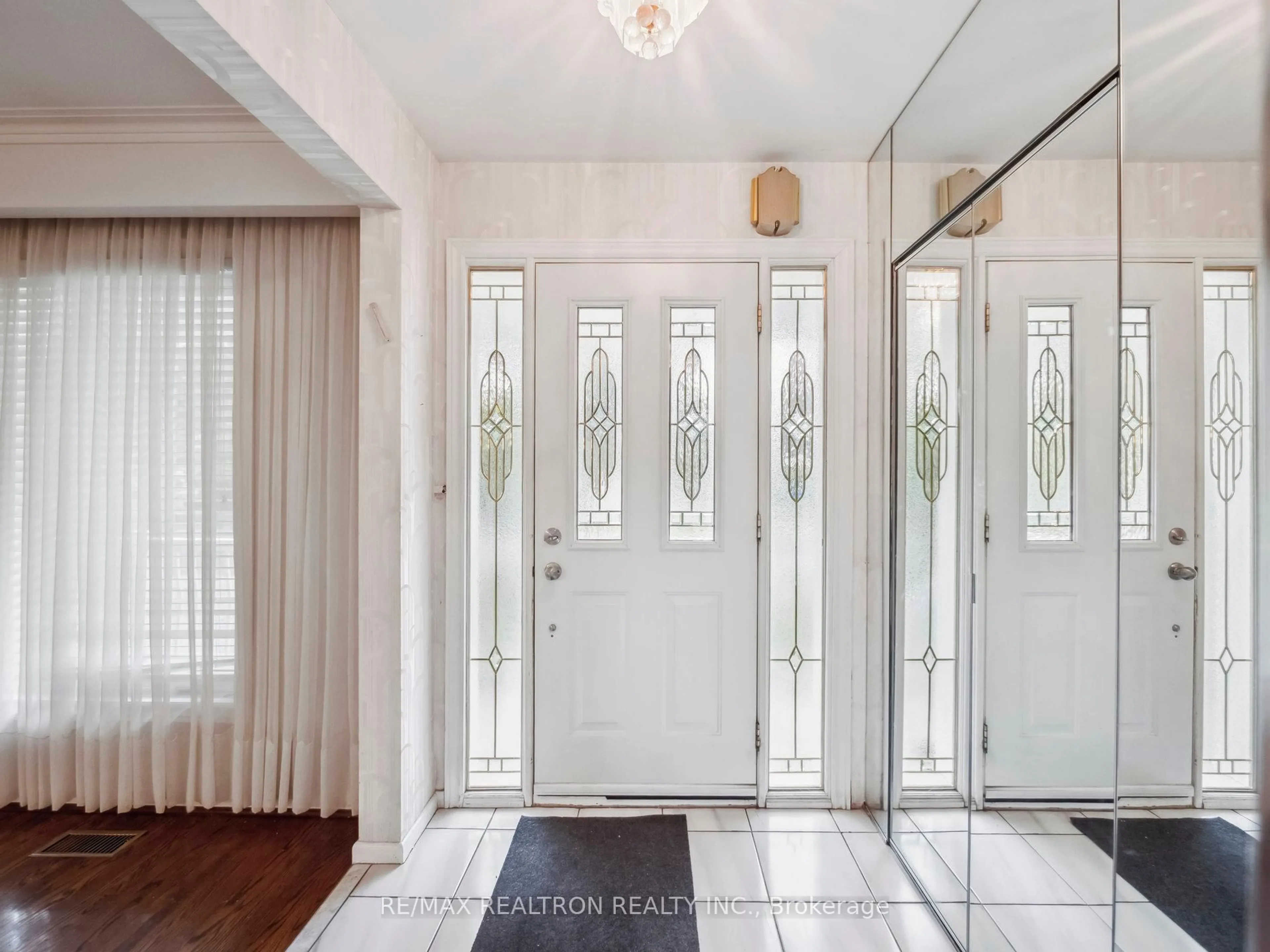 Indoor entryway for 40 Marathon Cres, Toronto Ontario M2R 2L7