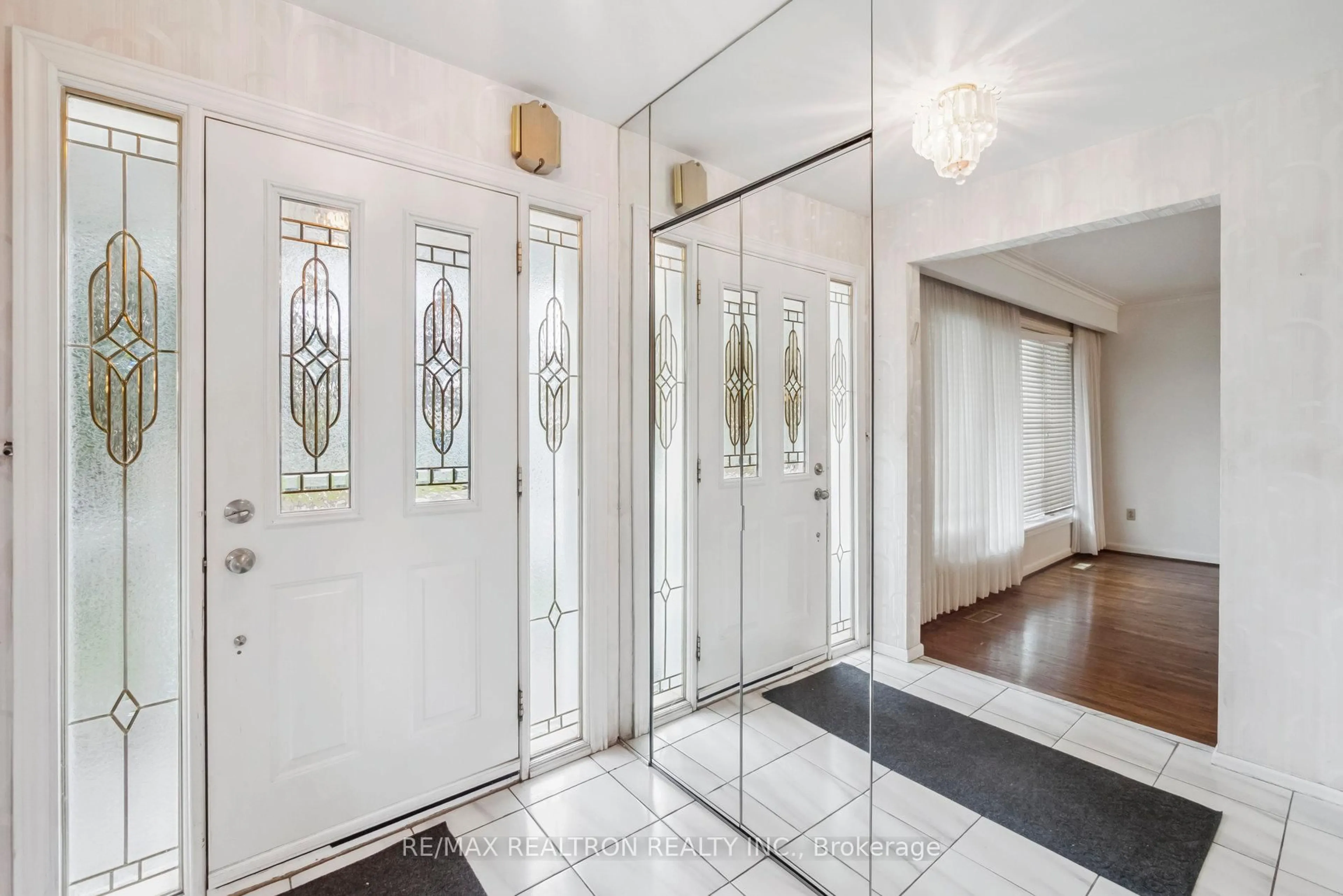 Indoor entryway for 40 Marathon Cres, Toronto Ontario M2R 2L7