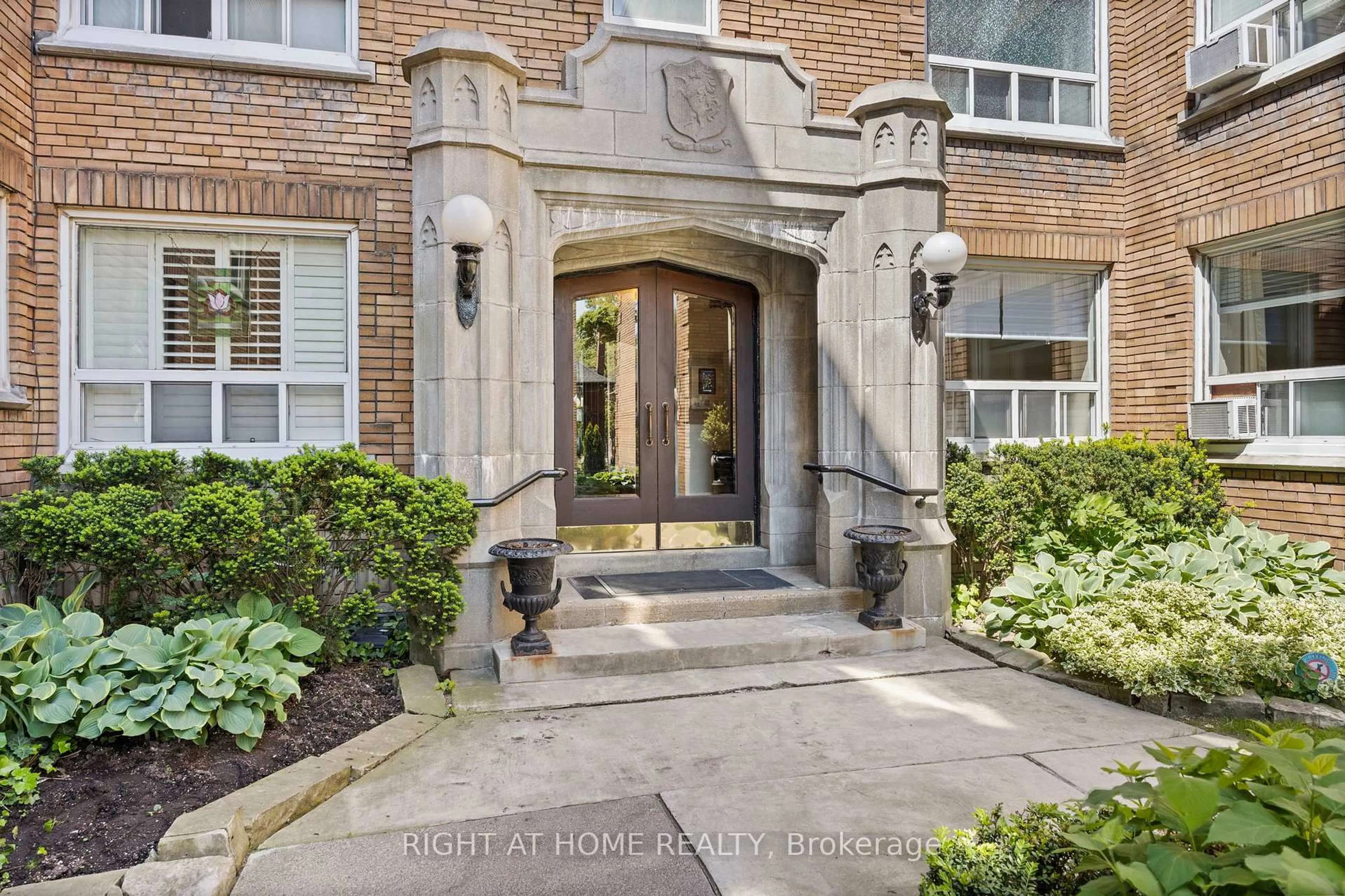 Indoor entryway for 100 Oriole Pkwy #108, Toronto Ontario M5P 2G8