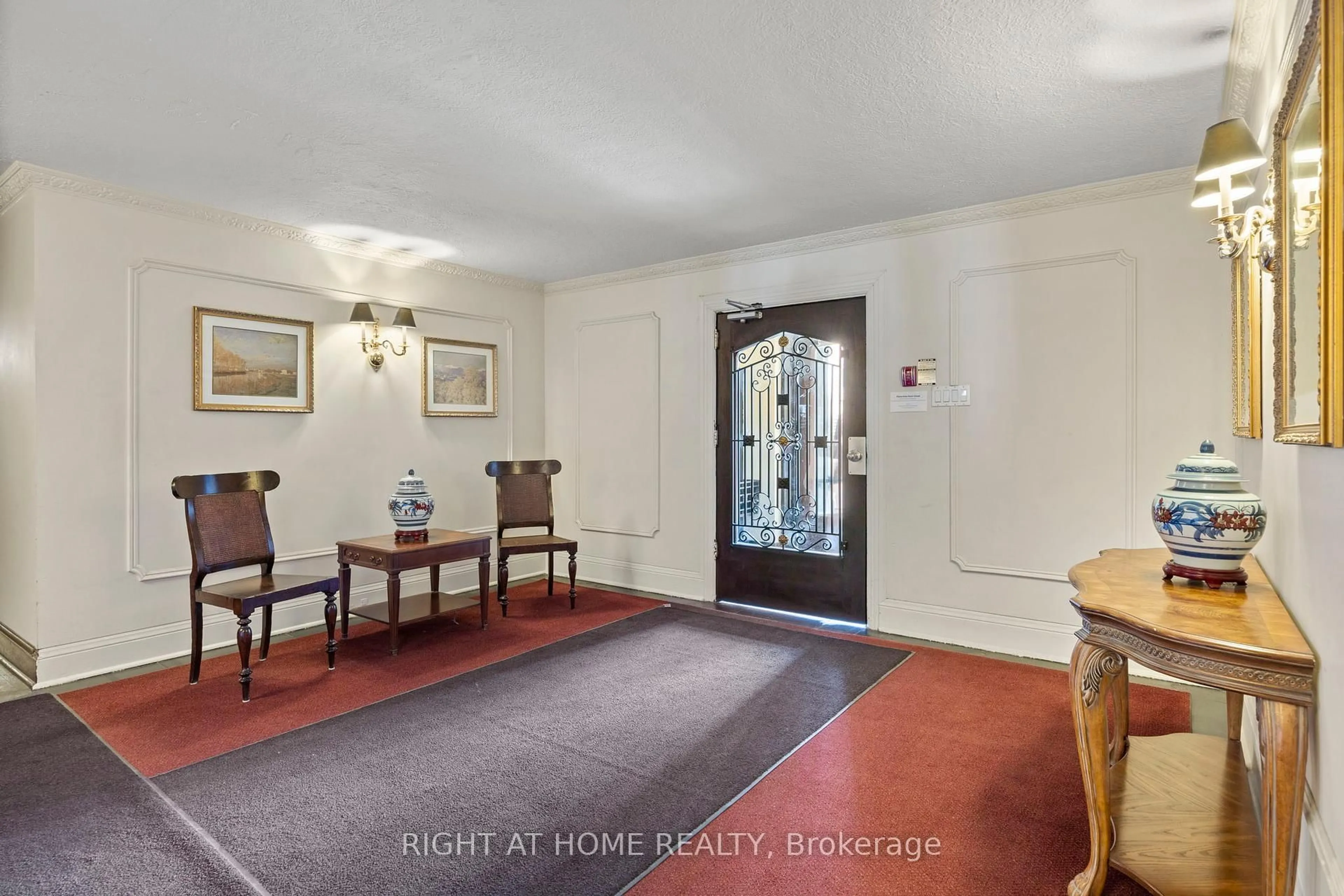 Indoor foyer for 100 Oriole Pkwy #108, Toronto Ontario M5P 2G8