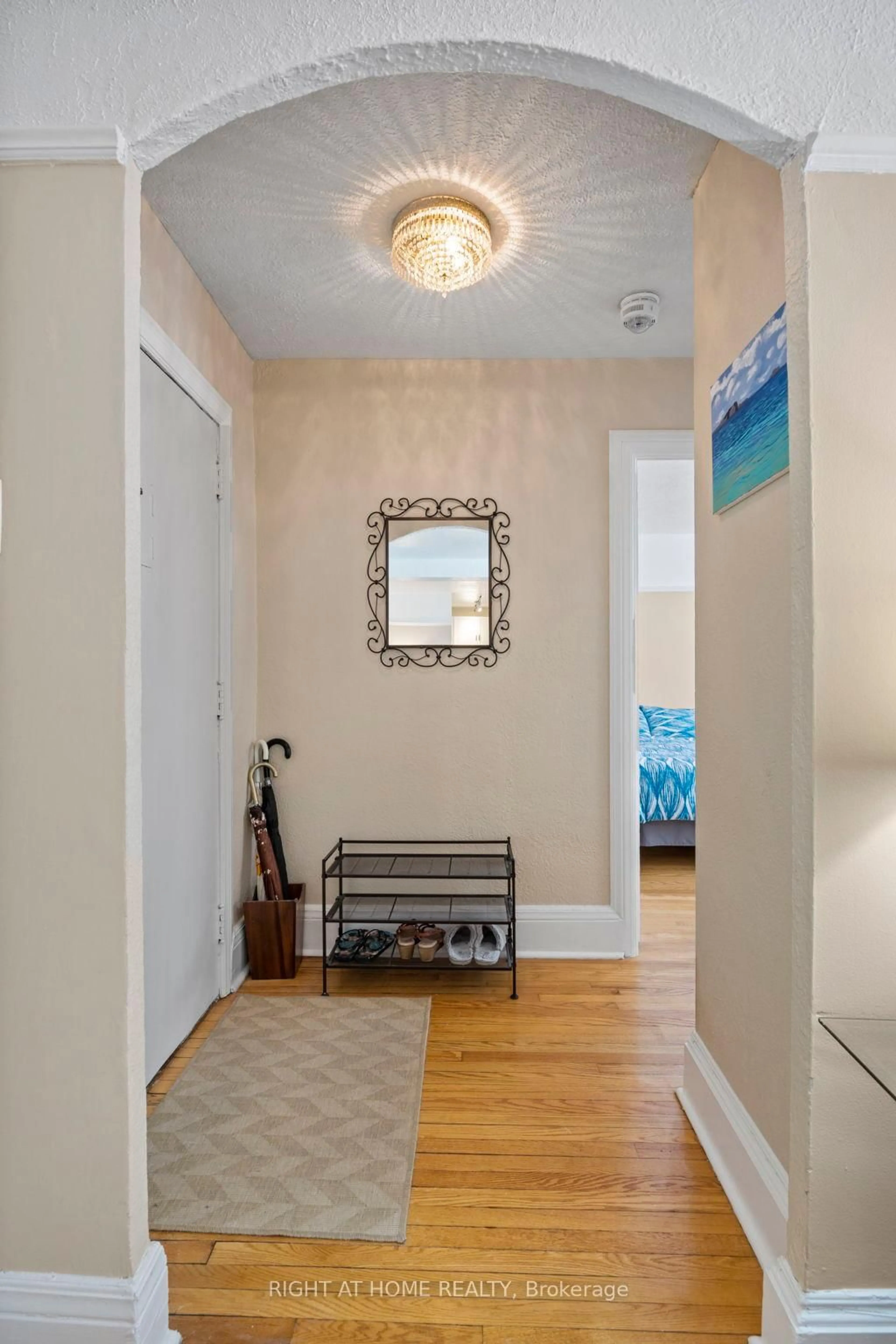 Indoor entryway for 100 Oriole Pkwy #108, Toronto Ontario M5P 2G8