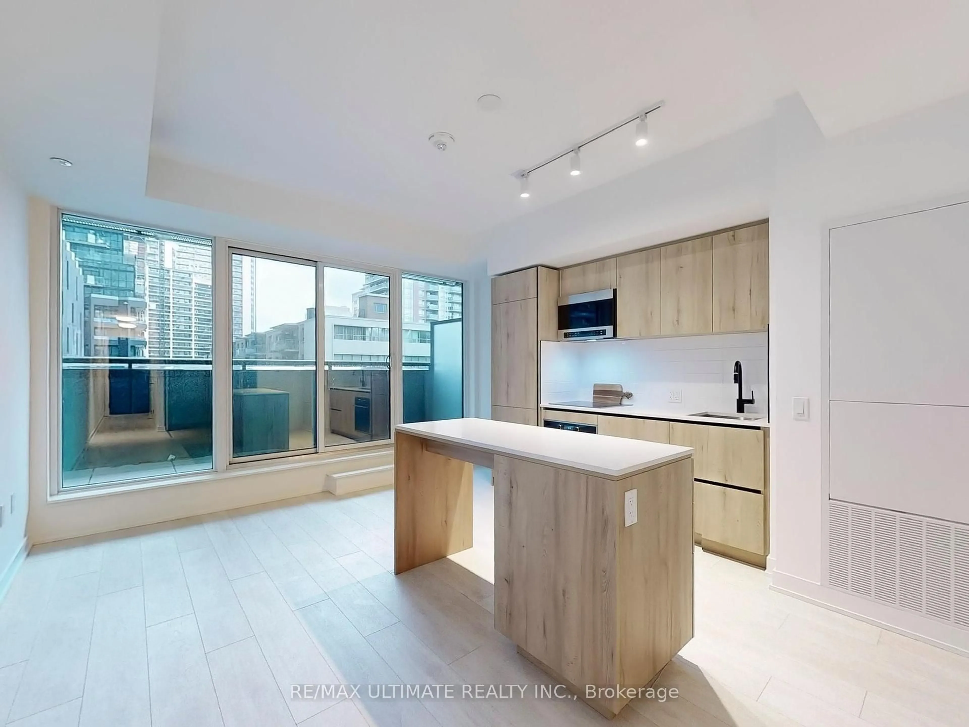 Open concept kitchen, wood/laminate floor for 117 Broadway Ave, Toronto Ontario M4P 1V3