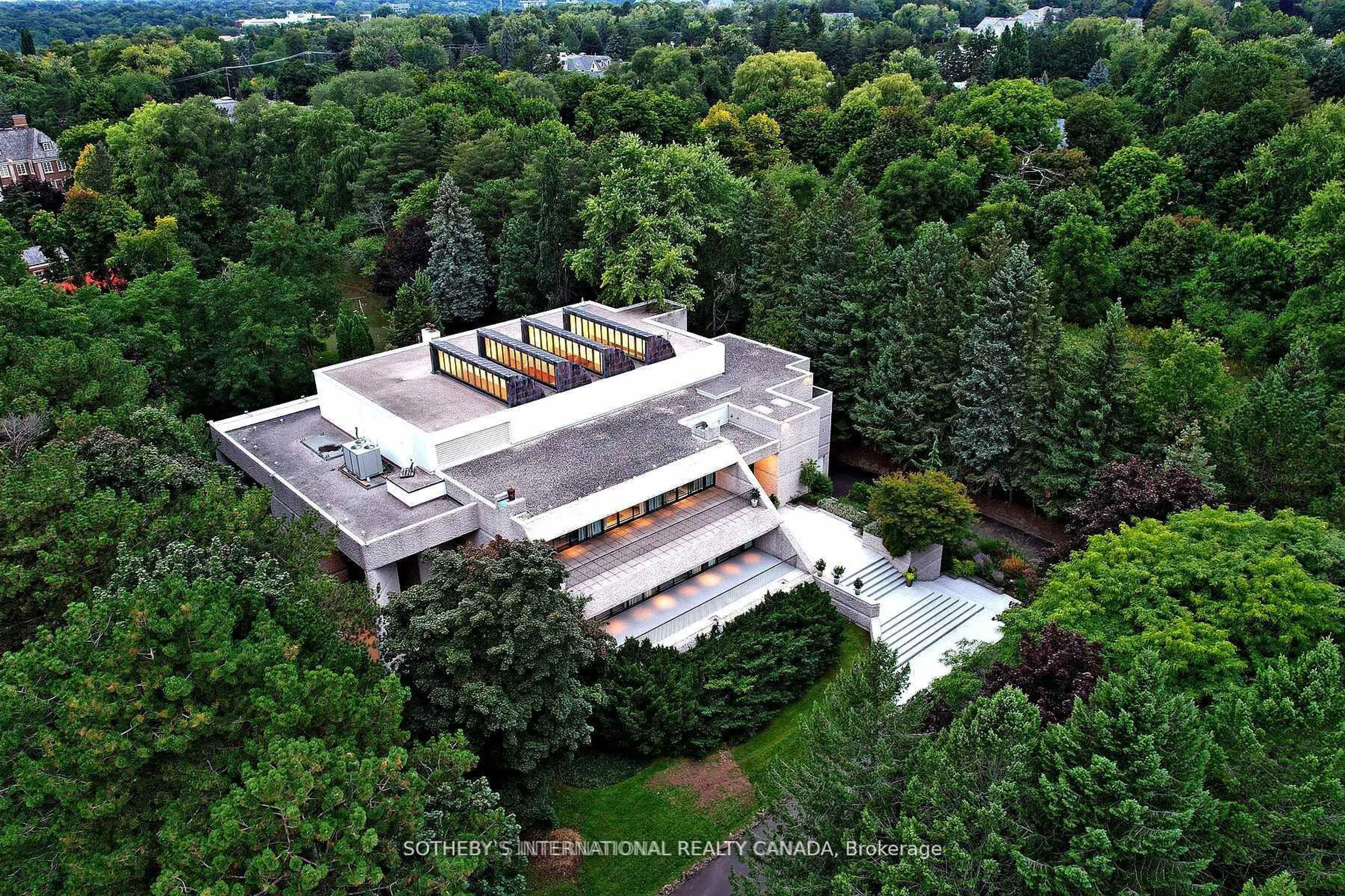 A pic from outside/outdoor area/front of a property/back of a property/a pic from drone, building for 30 High Point Rd, Toronto Ontario M3C 2R3
