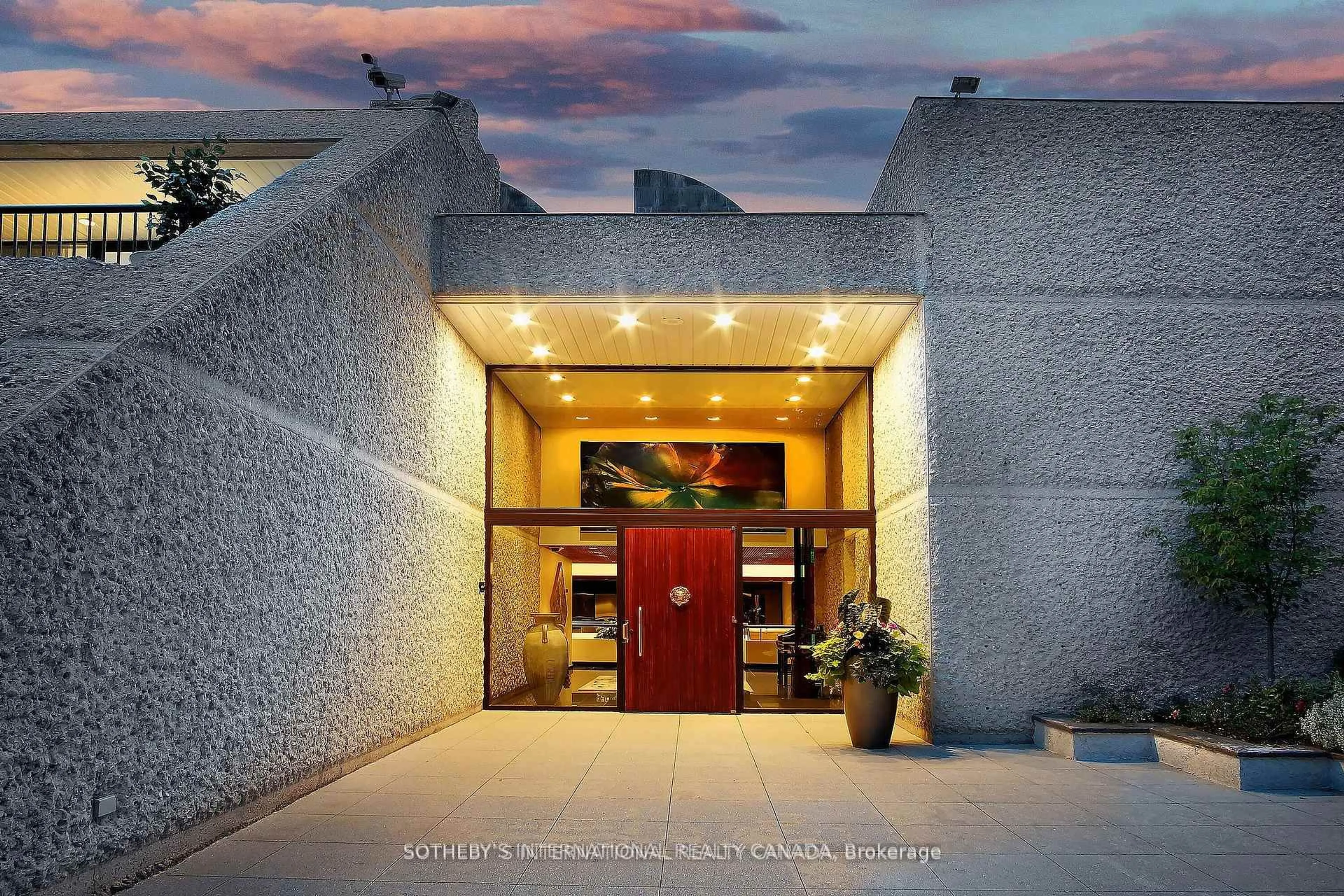 Indoor foyer for 30 High Point Rd, Toronto Ontario M3C 2R3