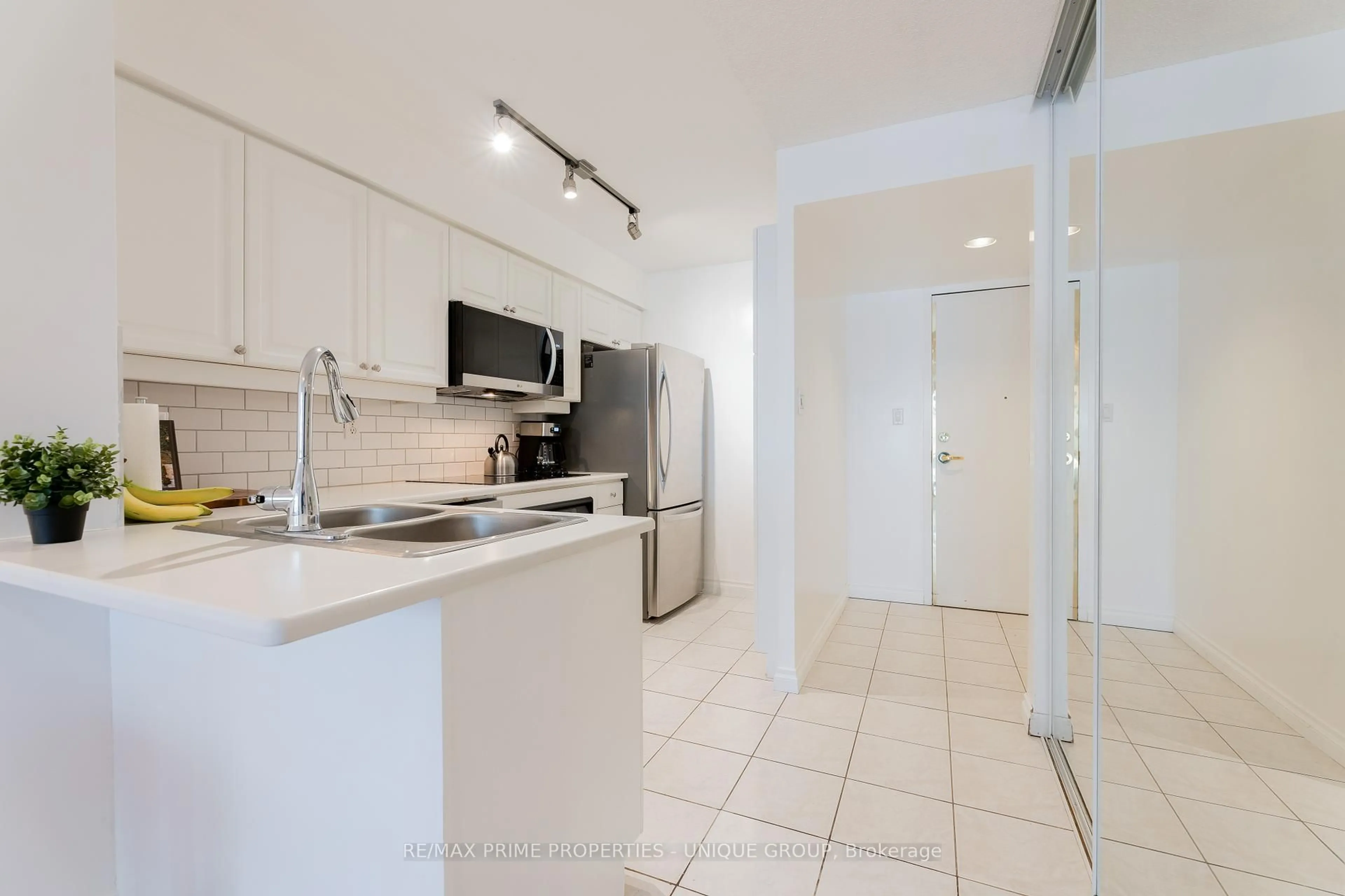 Standard kitchen, ceramic/tile floor for 188 Redpath Ave #211, Toronto Ontario M4P 3J2