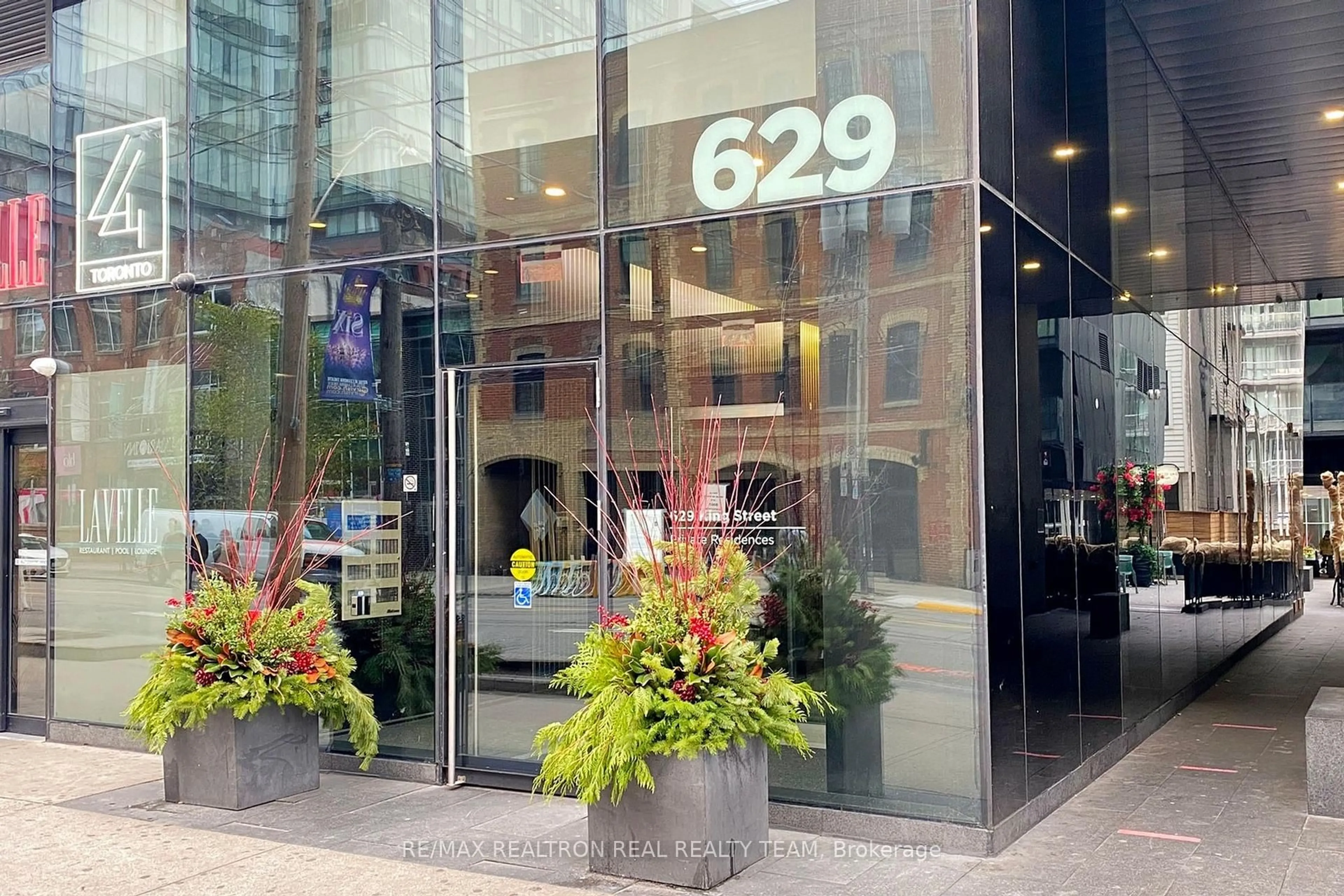 Indoor foyer for 629 King St ##1316, Toronto Ontario M5V 1M5