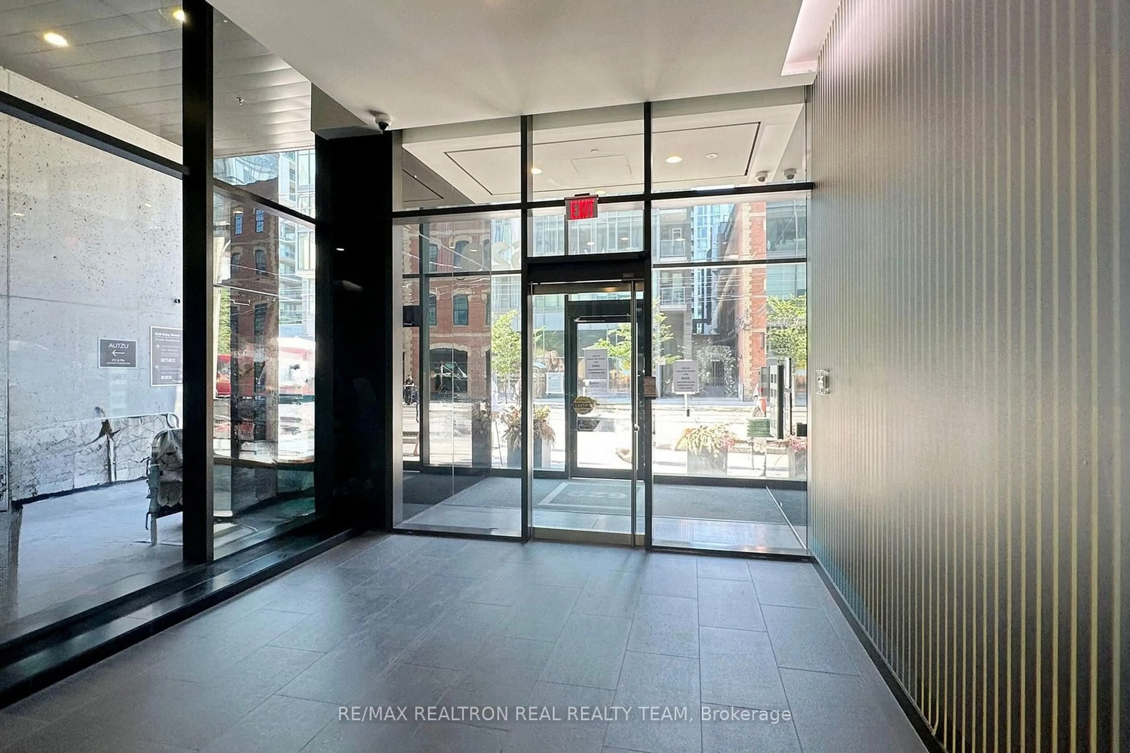 Indoor foyer for 629 King St ##1316, Toronto Ontario M5V 1M5