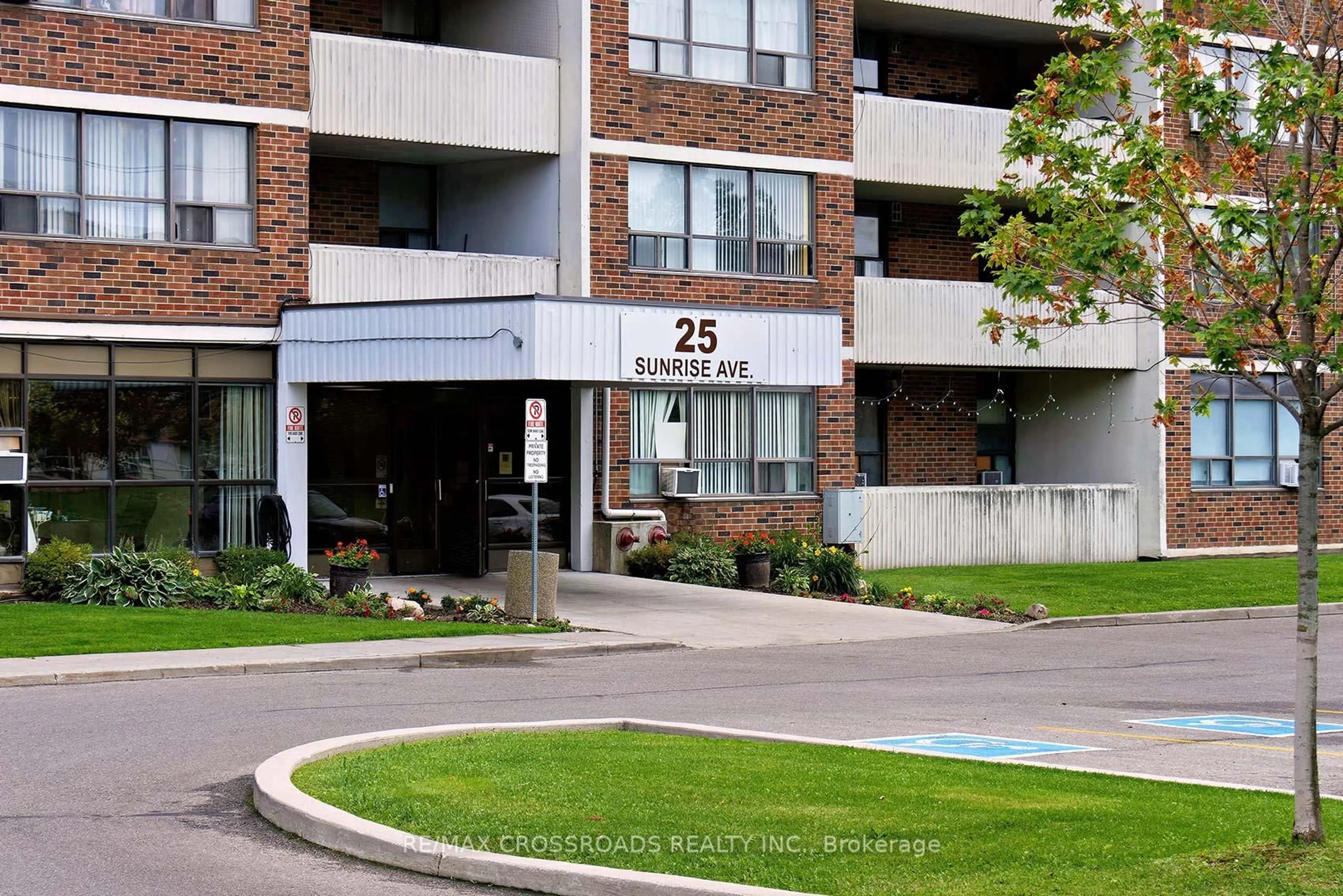 Indoor foyer for 25 Sunrise Ave #210, Toronto Ontario M4A 2S2