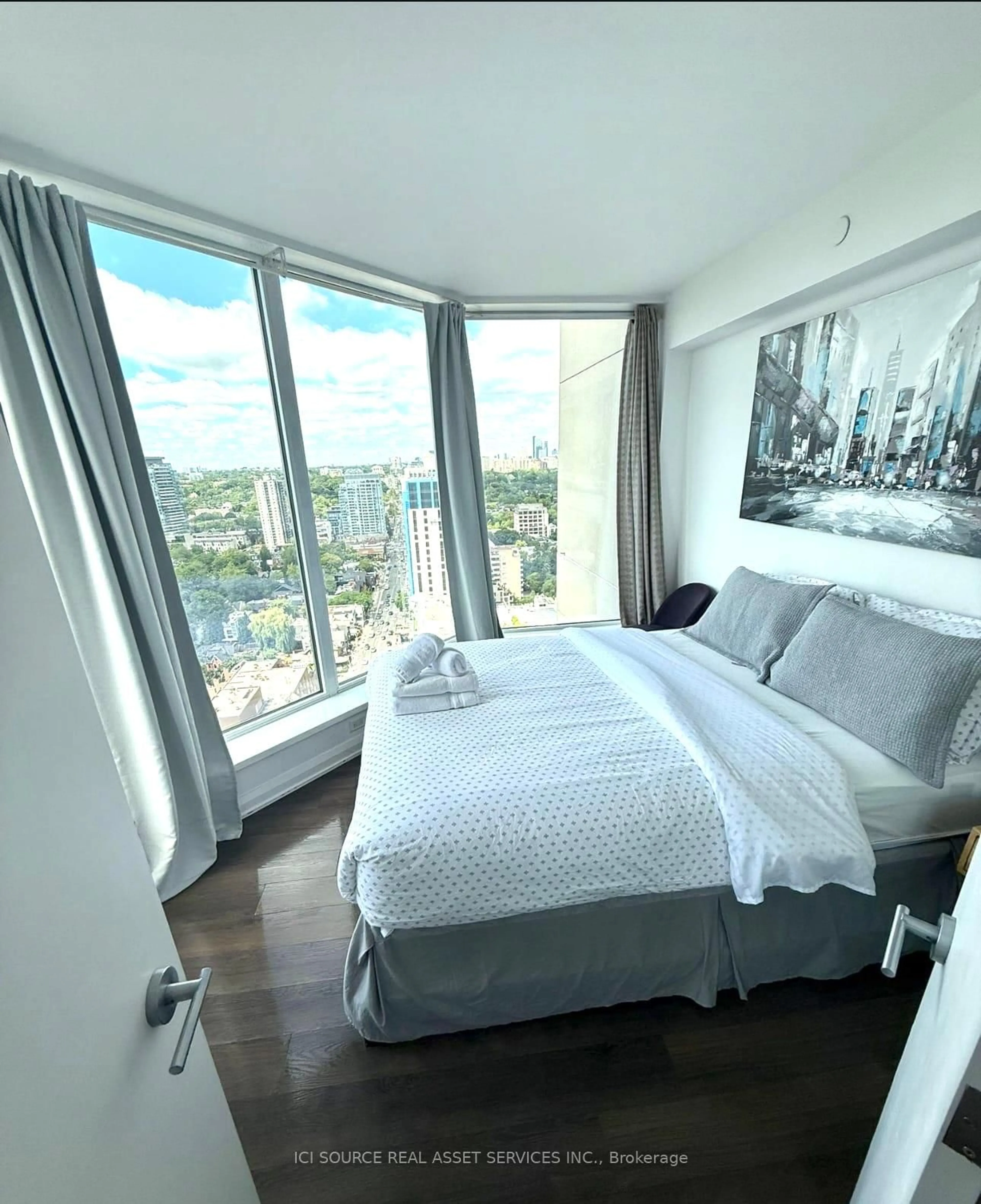 Bedroom with bed, unknown for 155 Yorkville Ave #2917, Toronto Ontario M5R 0B4