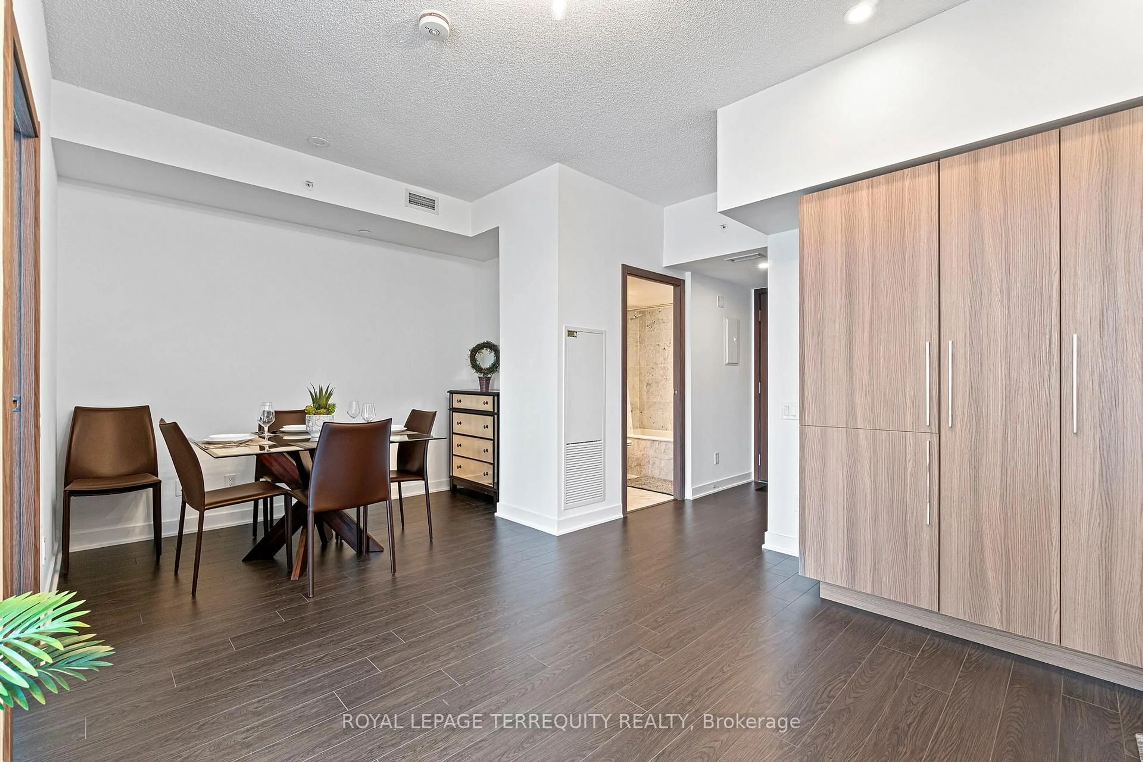 Indoor entryway for 19 Bathurst St #3010, Toronto Ontario M5V 0N2