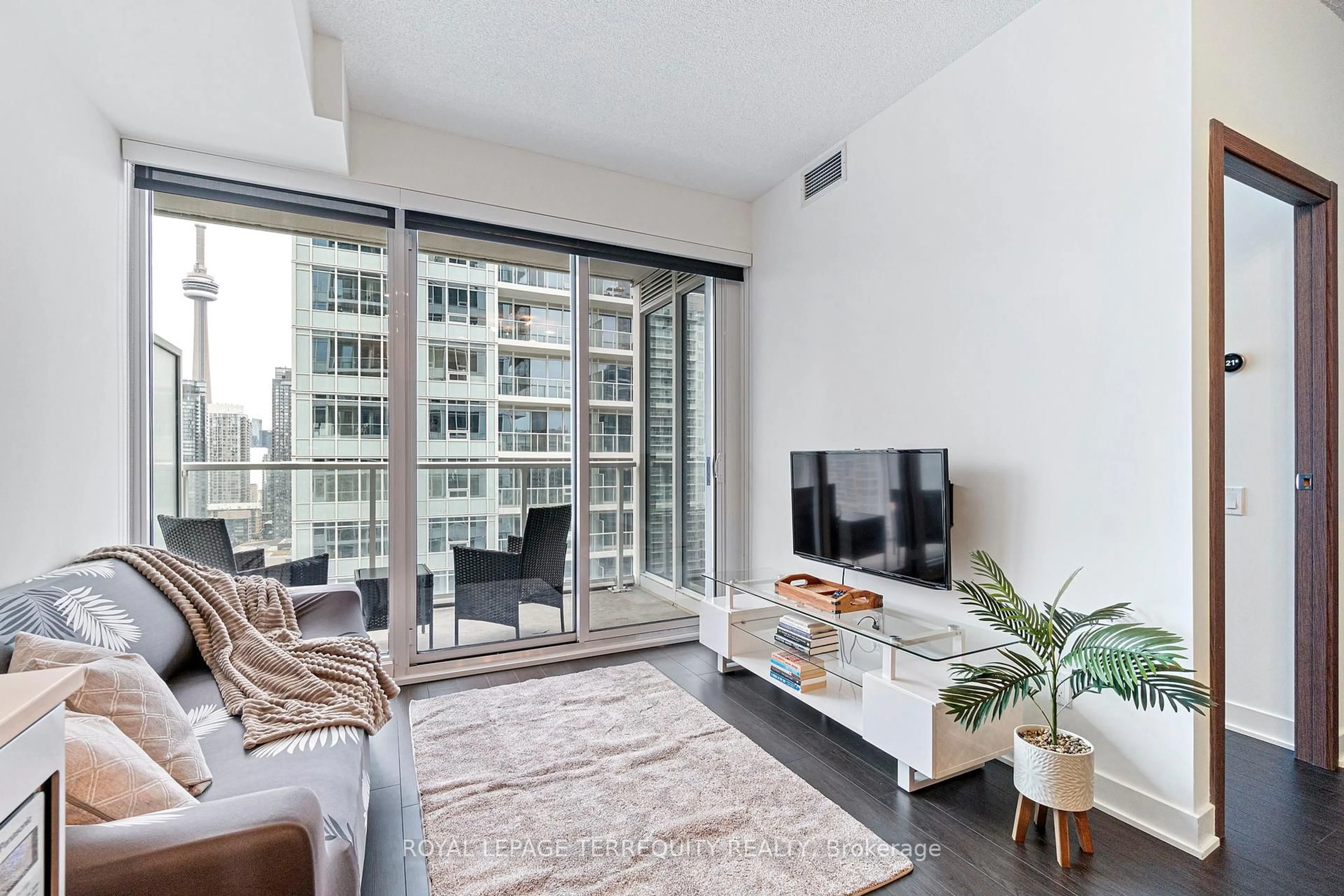 Living room with furniture, unknown for 19 Bathurst St #3010, Toronto Ontario M5V 0N2