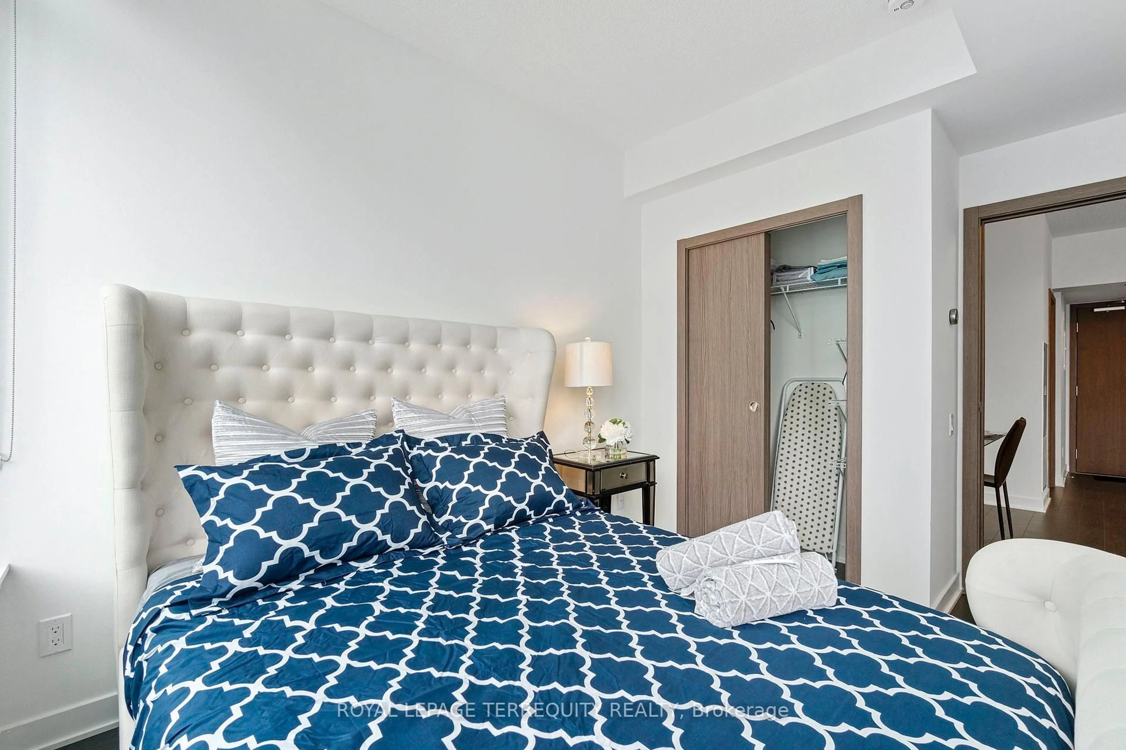 Bedroom with bed, carpet floor for 19 Bathurst St #3010, Toronto Ontario M5V 0N2