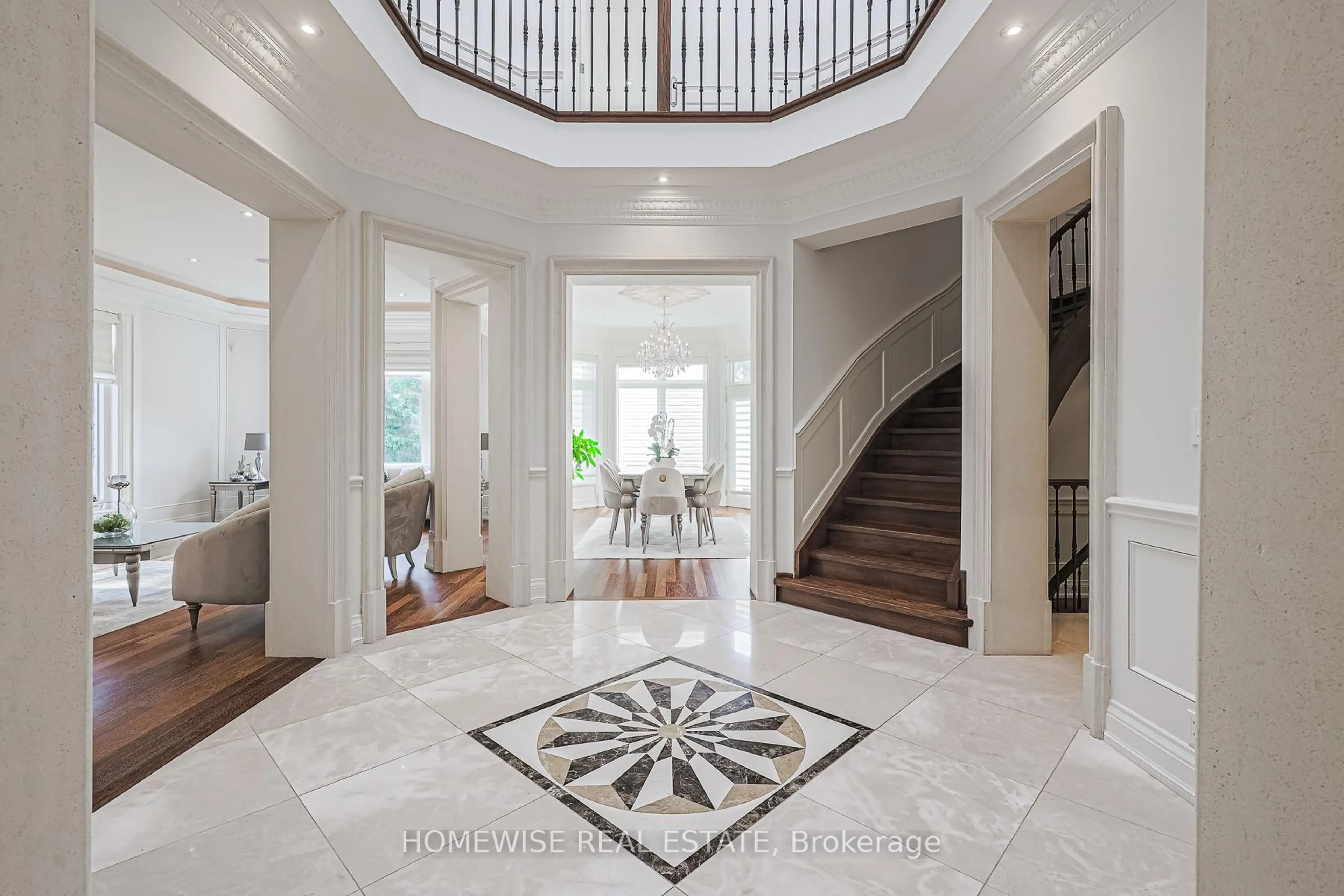 Indoor entryway for 2706 Bayview Ave, Toronto Ontario M2L 1B9