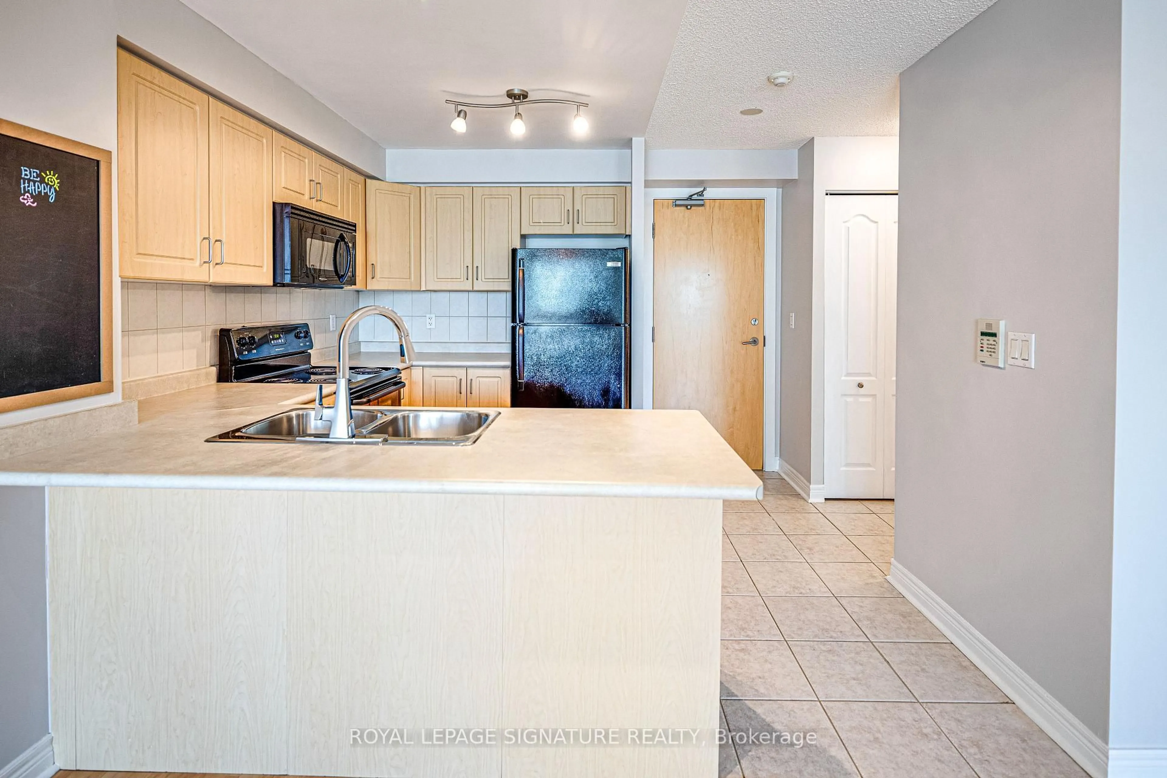 Standard kitchen, ceramic/tile floor for 212 Eglinton Ave #402, Toronto Ontario M4P 0A3