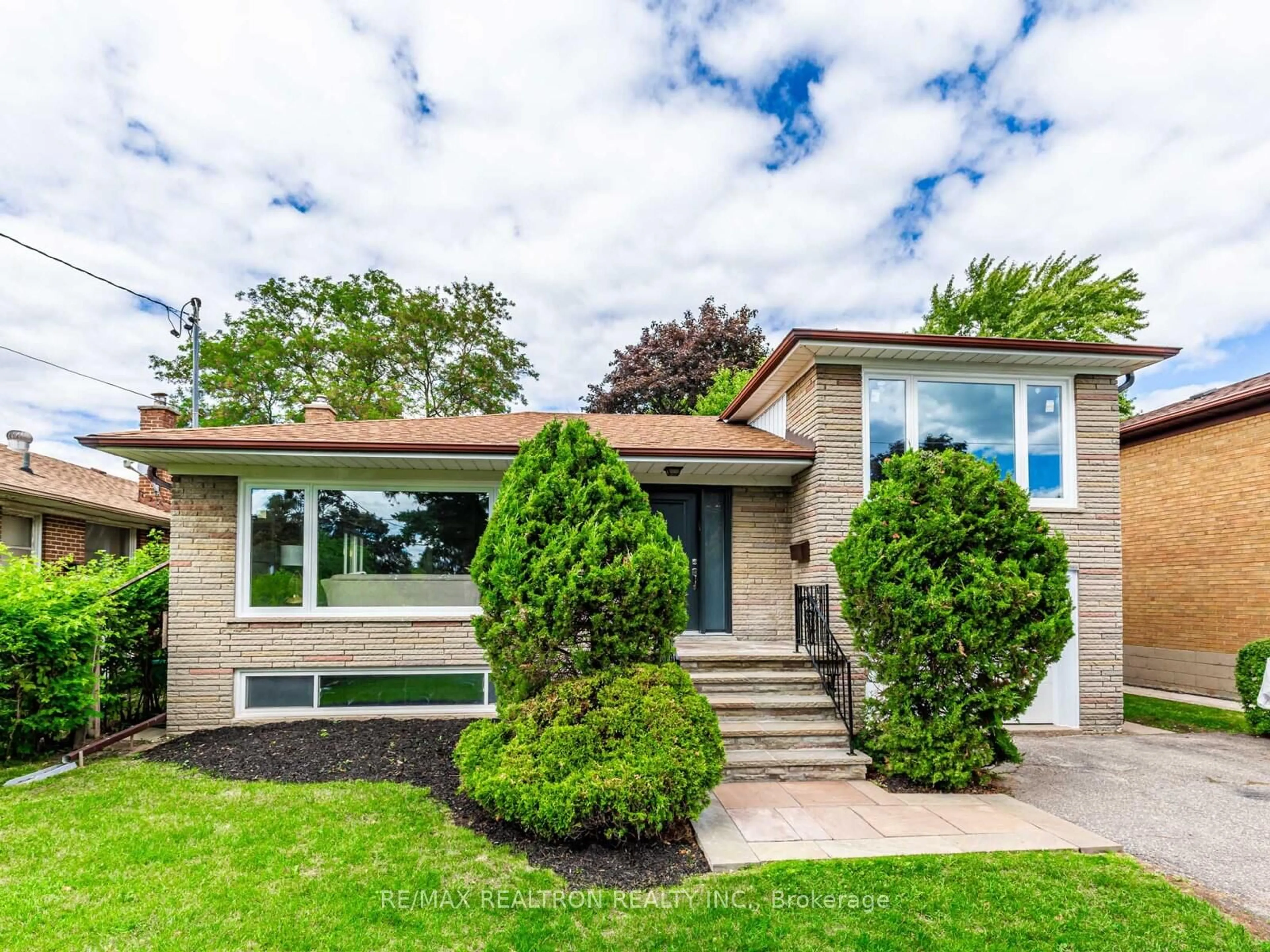 Home with vinyl exterior material, street for 4 Chater Crt, Toronto Ontario M6B 2N2