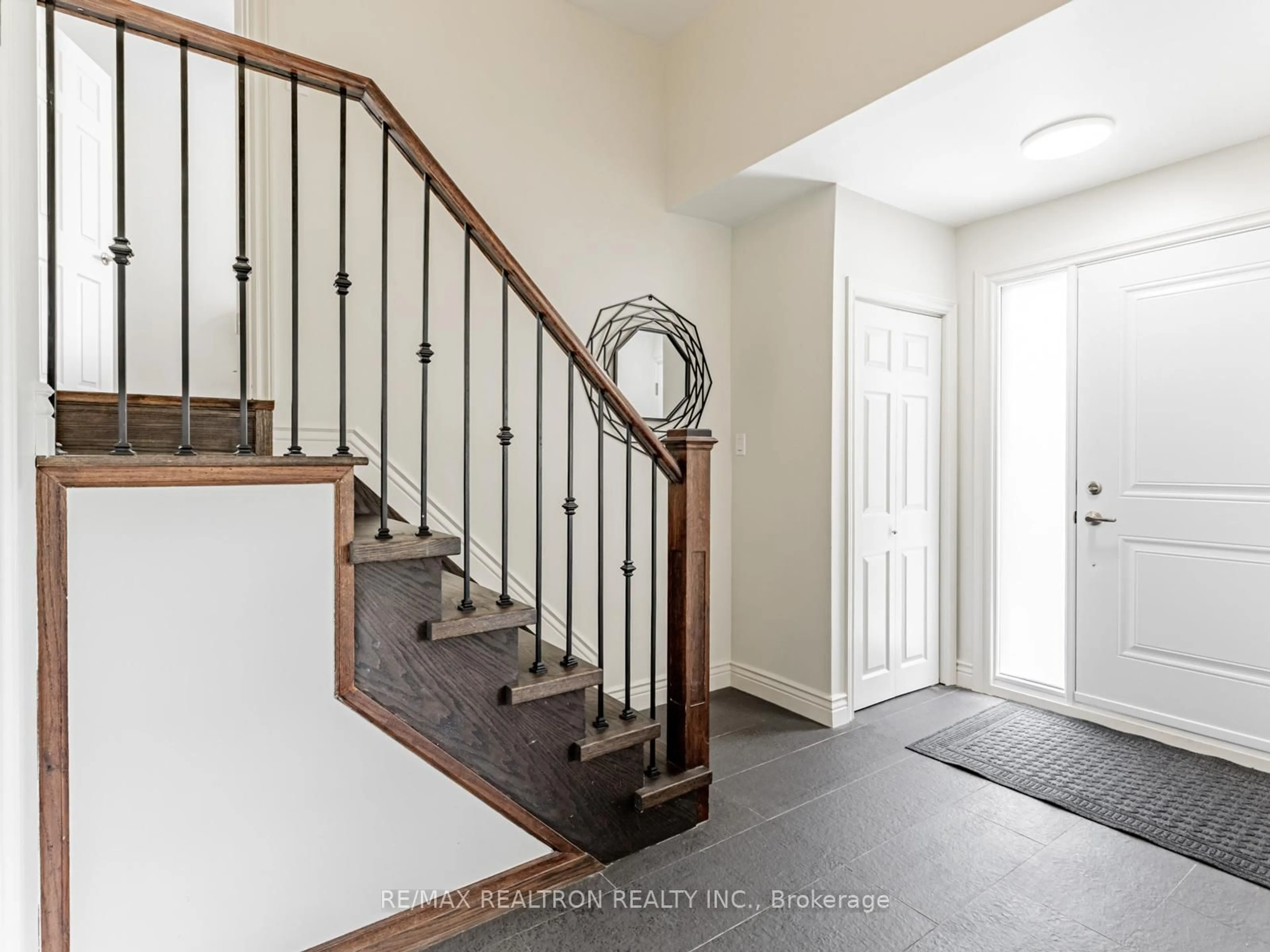 Indoor entryway for 4 Chater Crt, Toronto Ontario M6B 2N2
