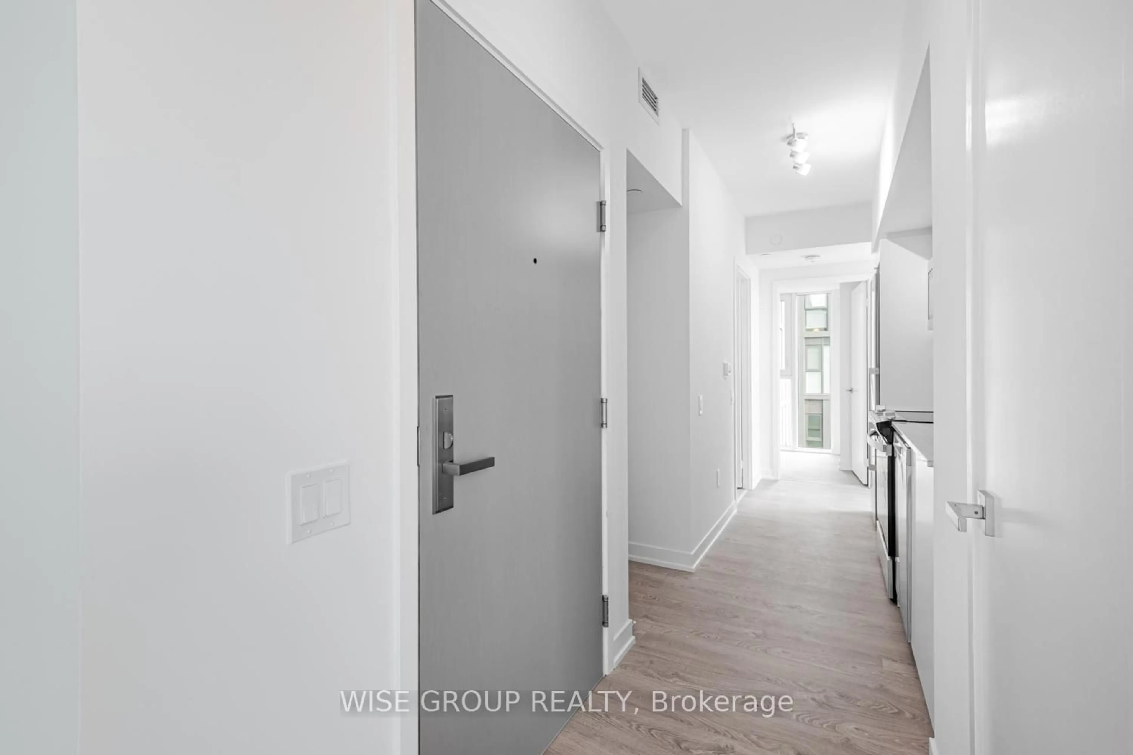 Indoor entryway for 500 Wilson Ave #906, Toronto Ontario M3H 5Y9