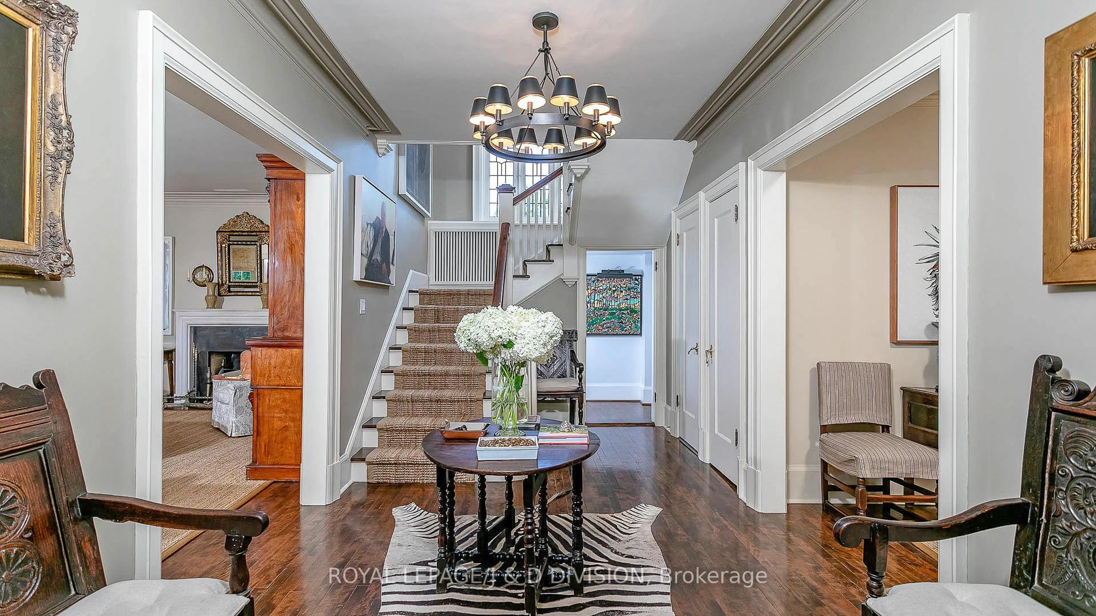 Indoor foyer for 42 Lytton Blvd, Toronto Ontario M4R 1L3