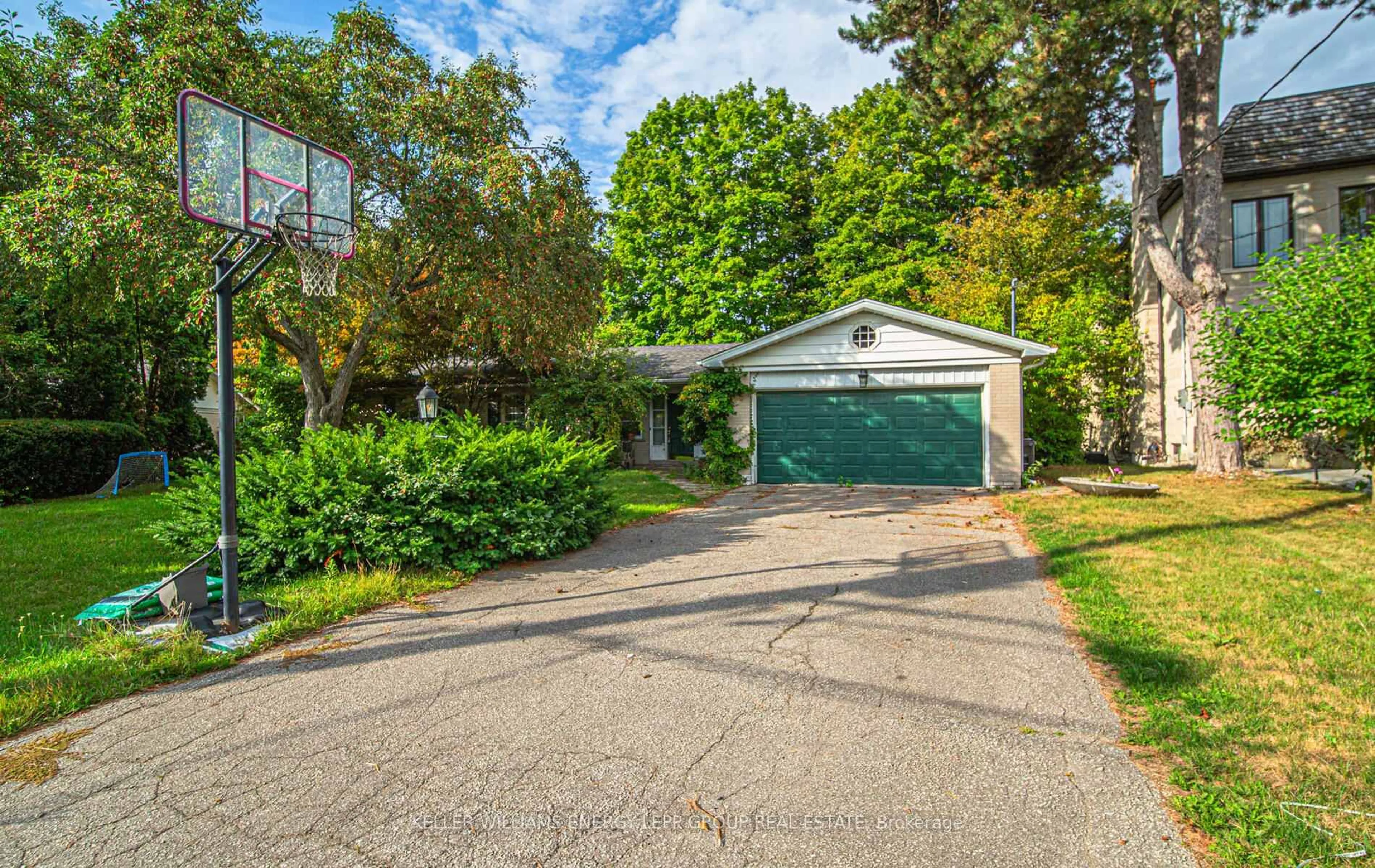 A pic from outside/outdoor area/front of a property/back of a property/a pic from drone, street for 15 Artinger Crt, Toronto Ontario M3B 1J9