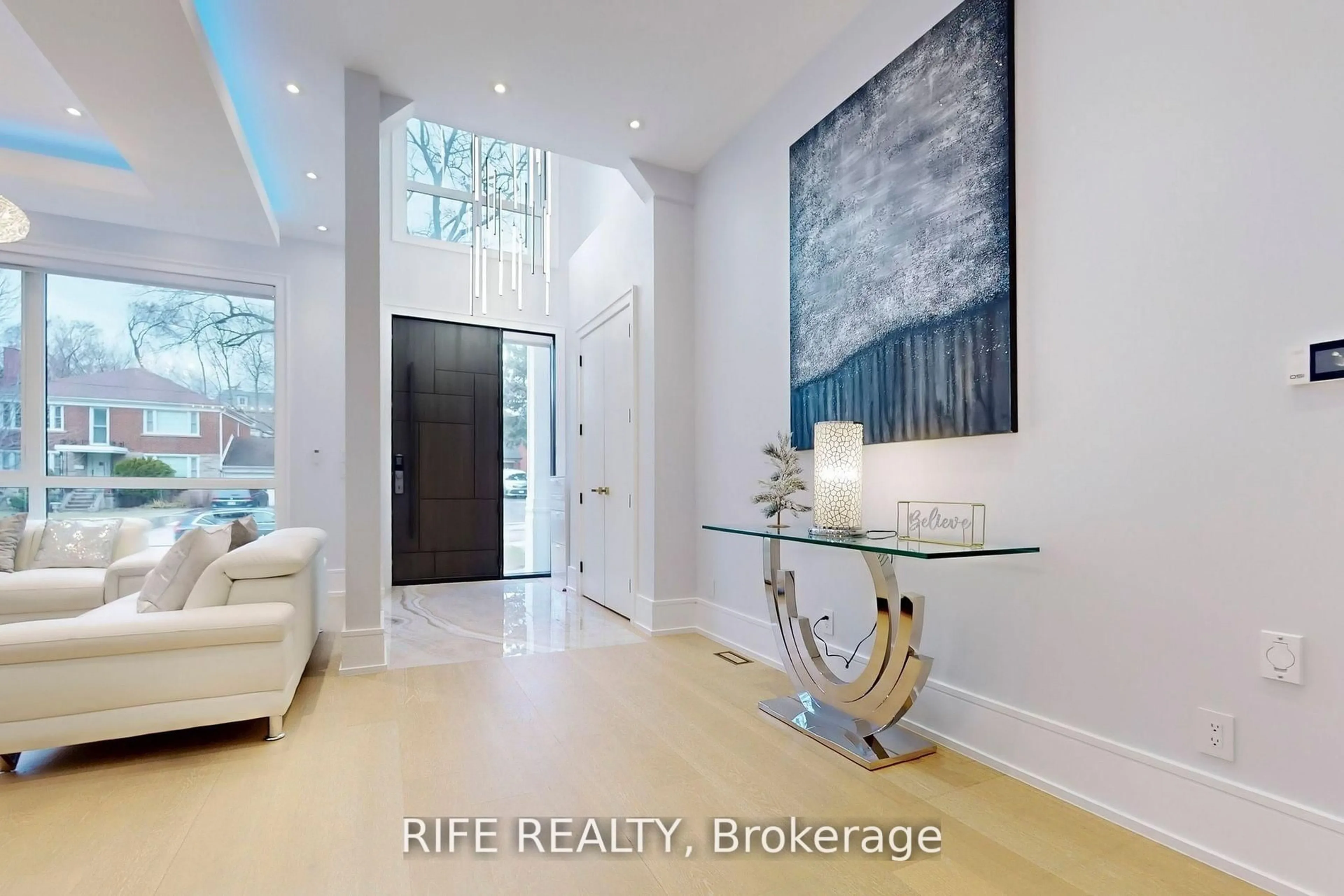 Indoor entryway for 615 Briar Hill Ave, Toronto Ontario M5N 1N4