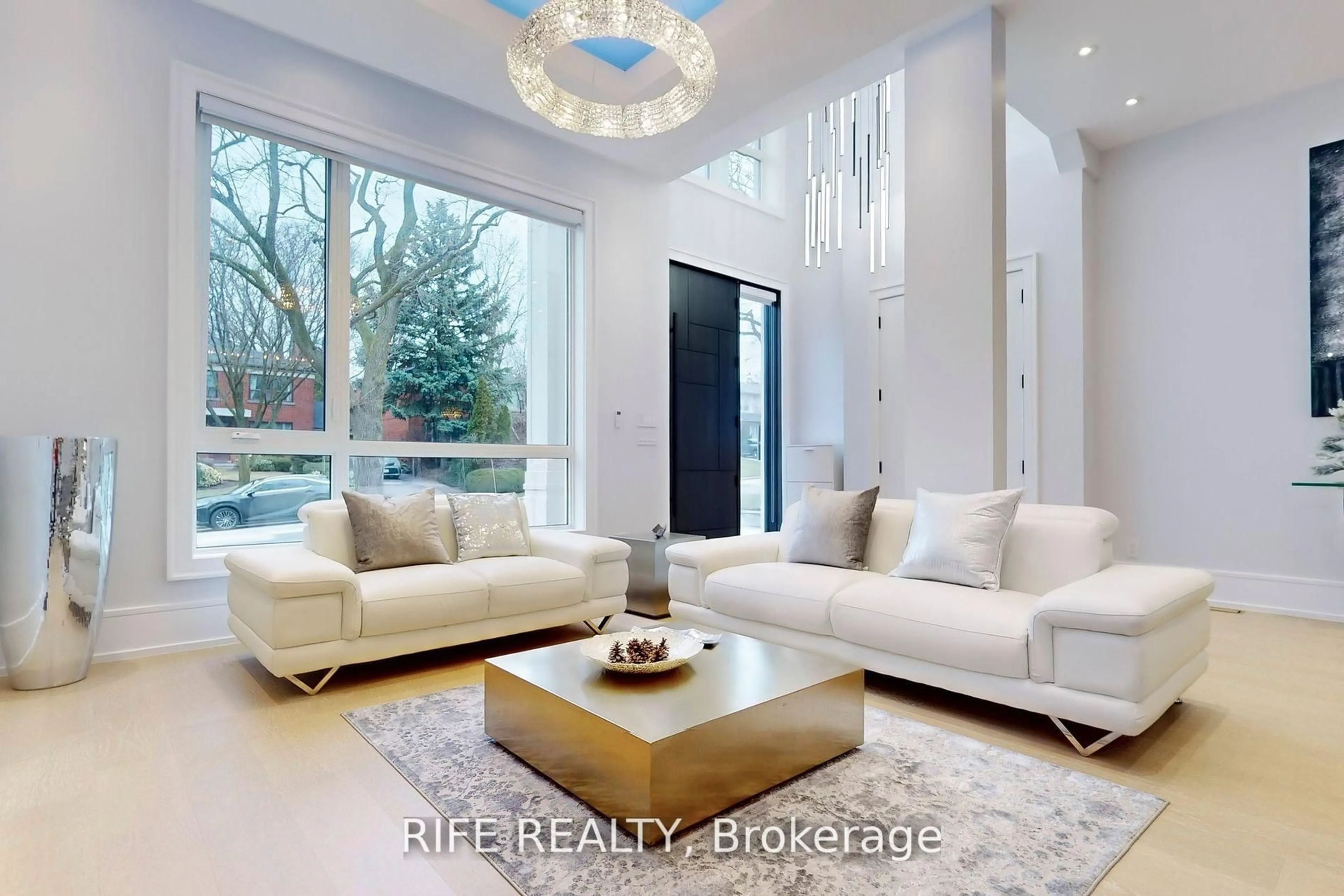 Living room with furniture, unknown for 615 Briar Hill Ave, Toronto Ontario M5N 1N4