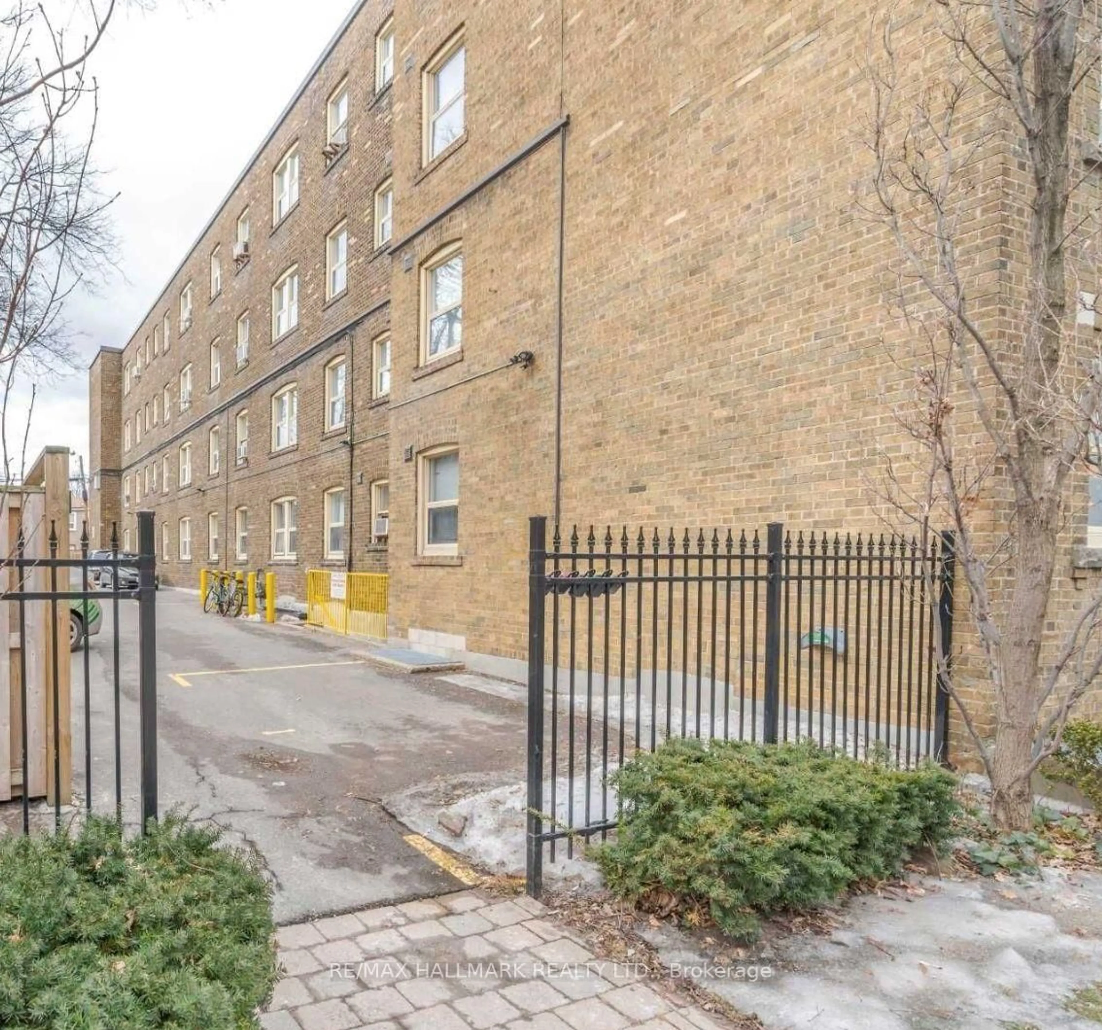 Unknown for 114 Vaughan Rd #303, Toronto Ontario M6C 2M1