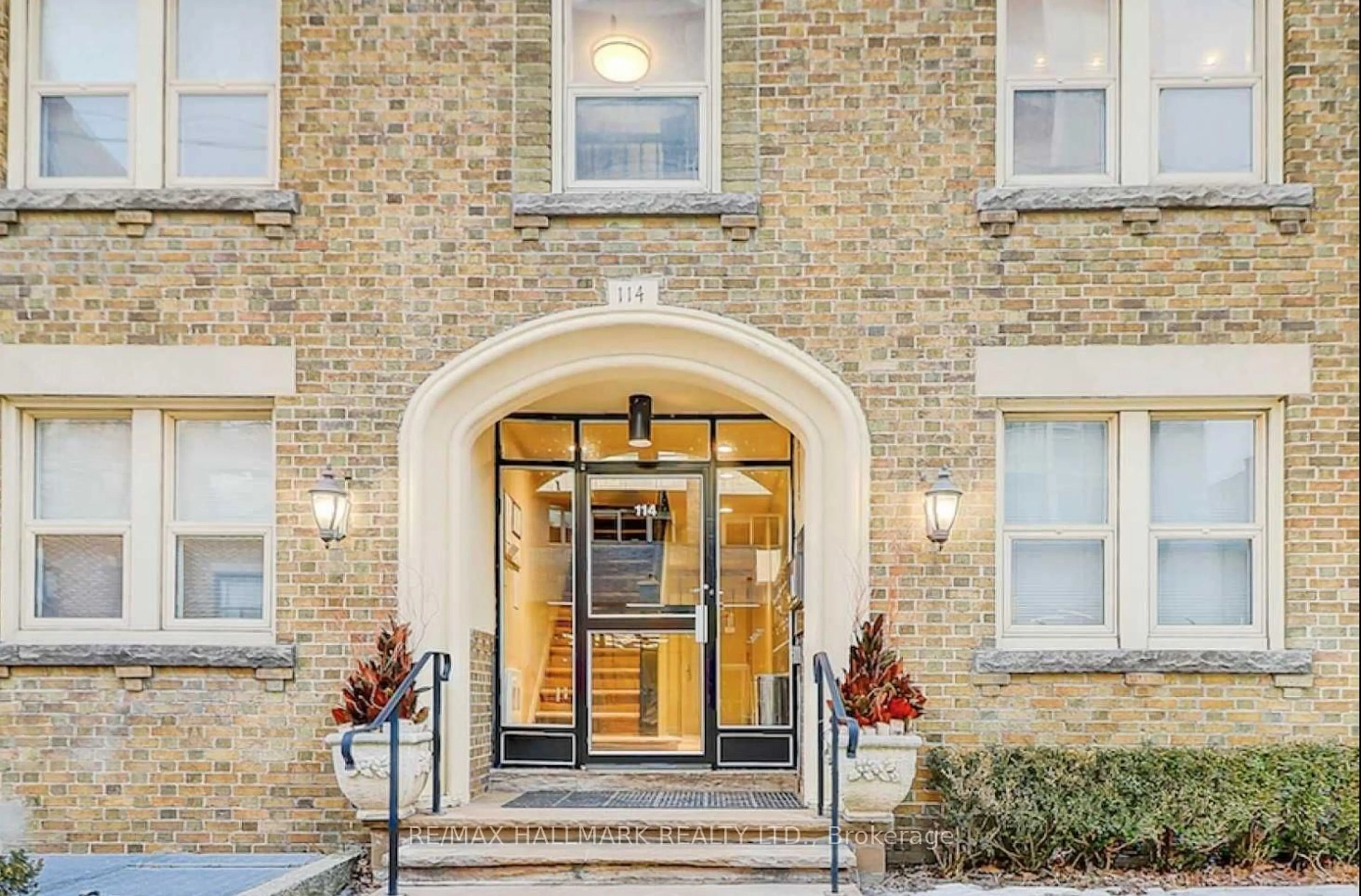 Indoor entryway for 114 Vaughan Rd #303, Toronto Ontario M6C 2M1