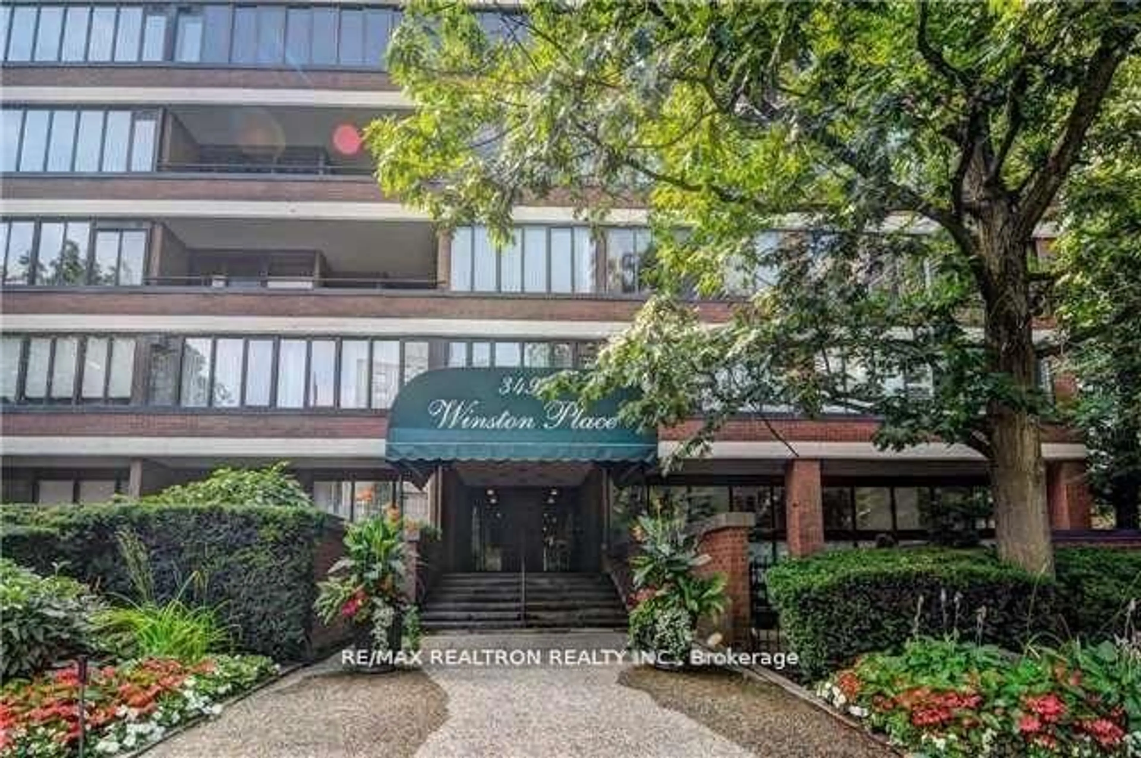 Indoor foyer for 349 St Clair Ave #115, Toronto Ontario M5P 1N3