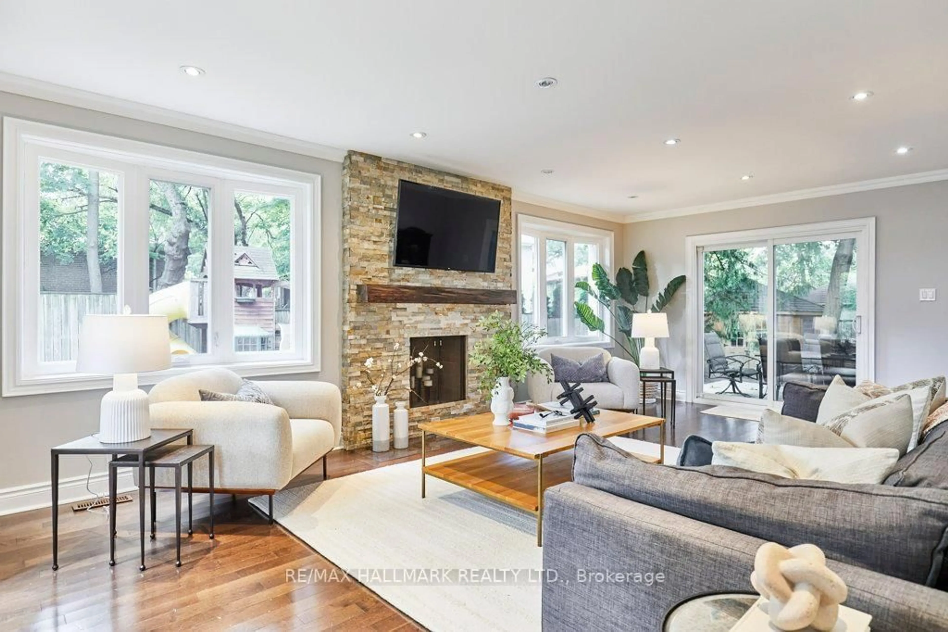 Living room with furniture, unknown for 10 Glentworth Rd, Toronto Ontario M2J 2E6