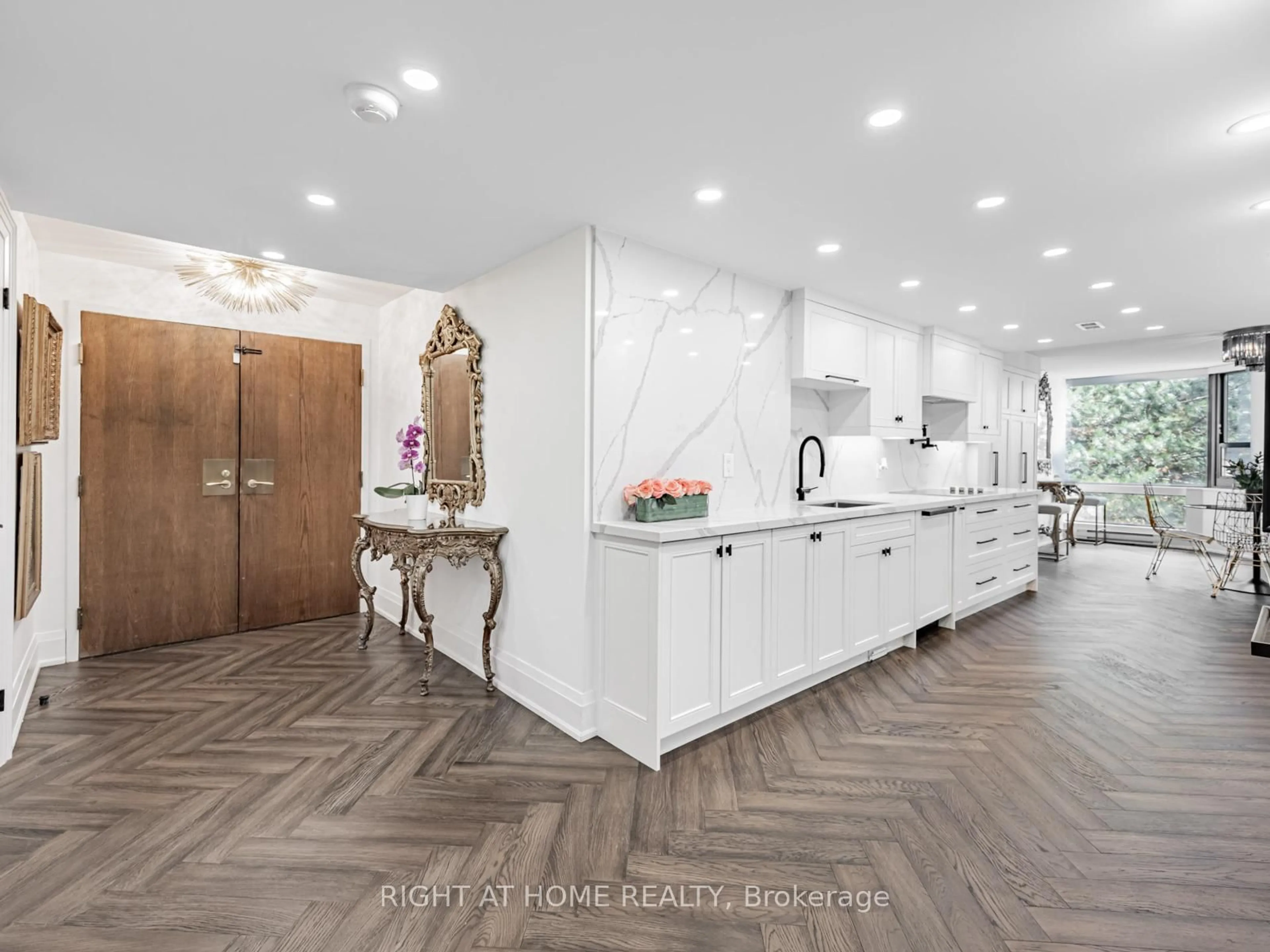 Open concept kitchen, ceramic/tile floor for 1166 Bay St #401, Toronto Ontario M5S 2X8