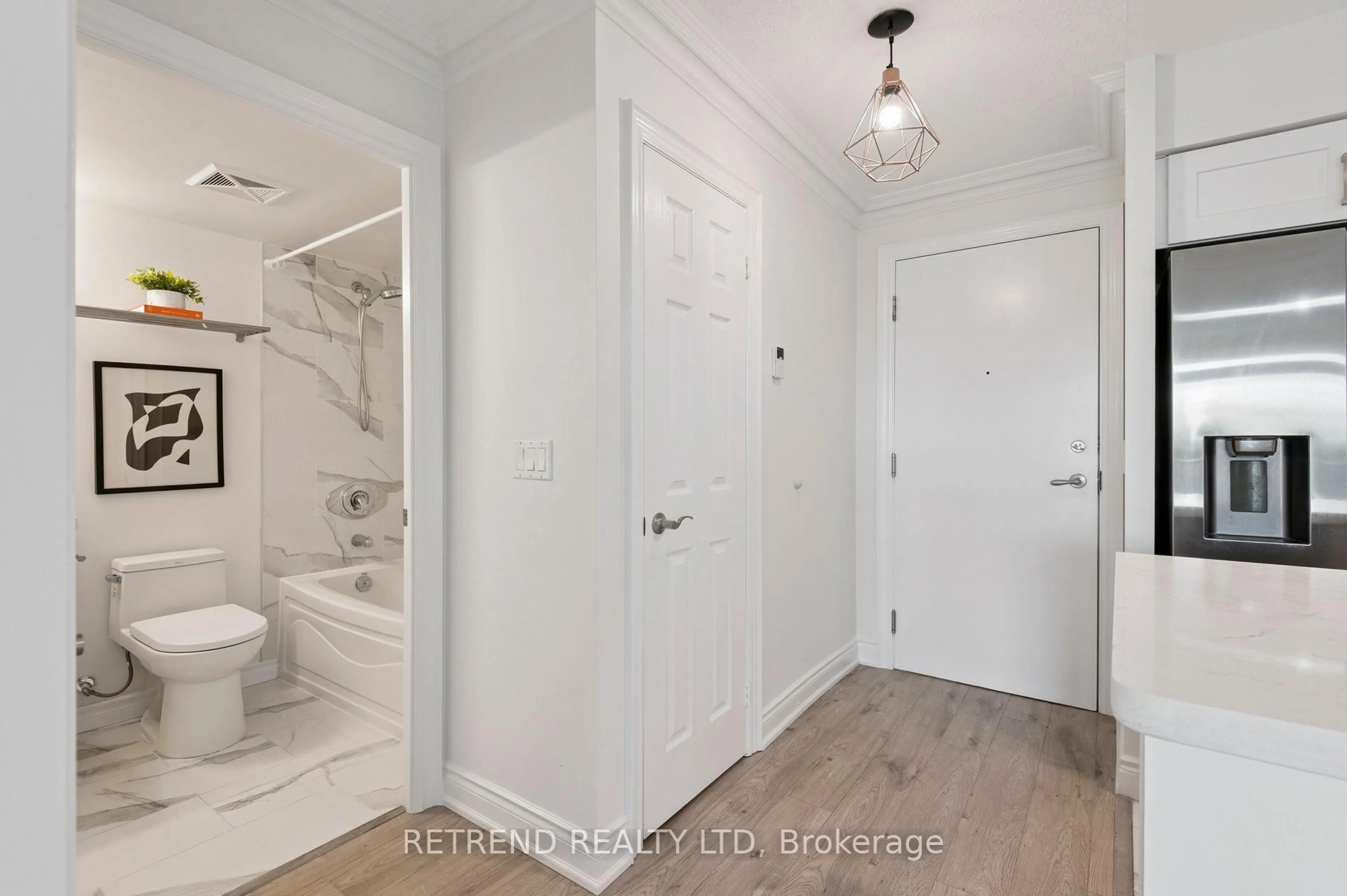 Indoor entryway for 15 Greenview Ave #411, Toronto Ontario M2M 4M7