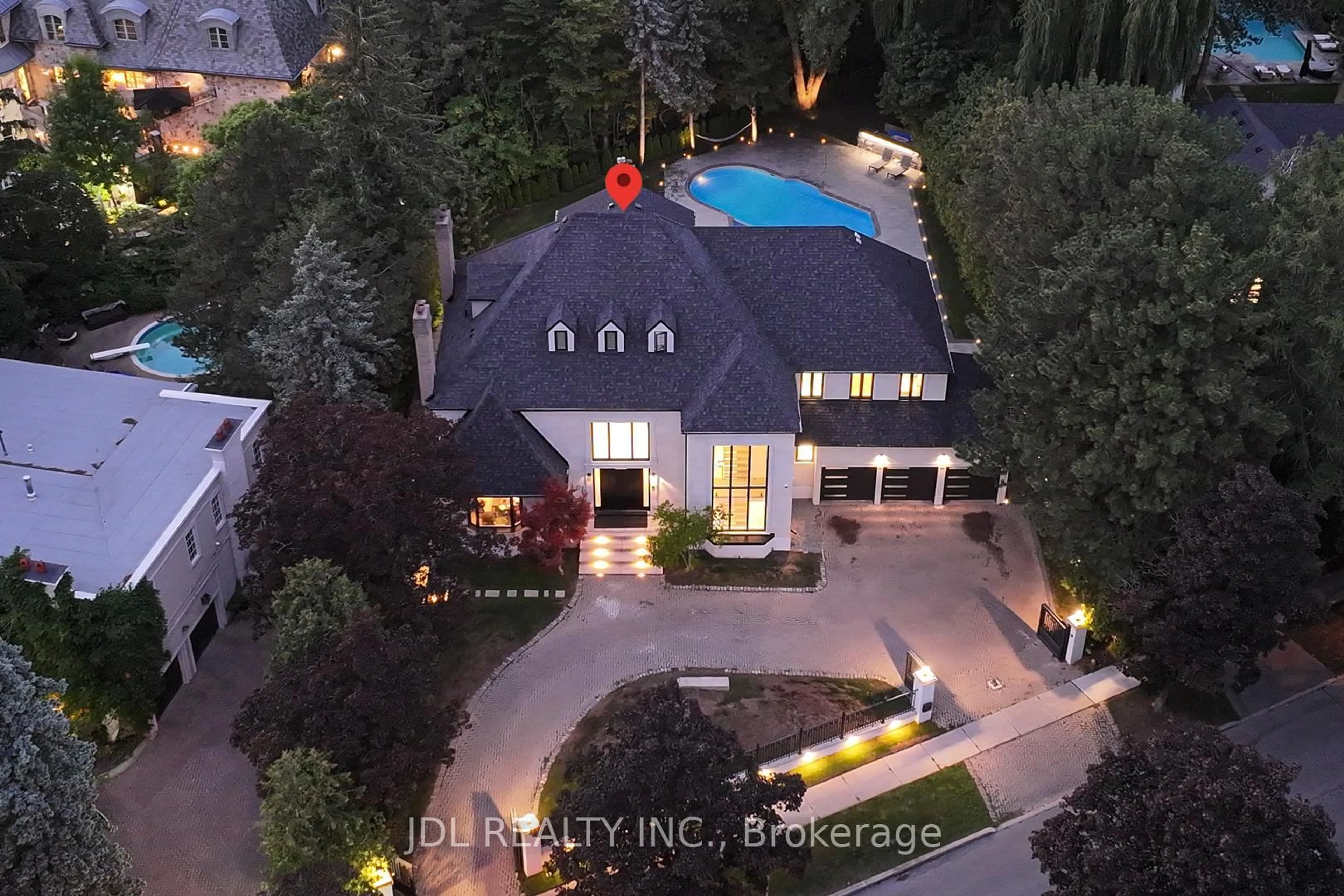 A pic from outside/outdoor area/front of a property/back of a property/a pic from drone, unknown for 19 Fifeshire Rd, Toronto Ontario M2L 2G4