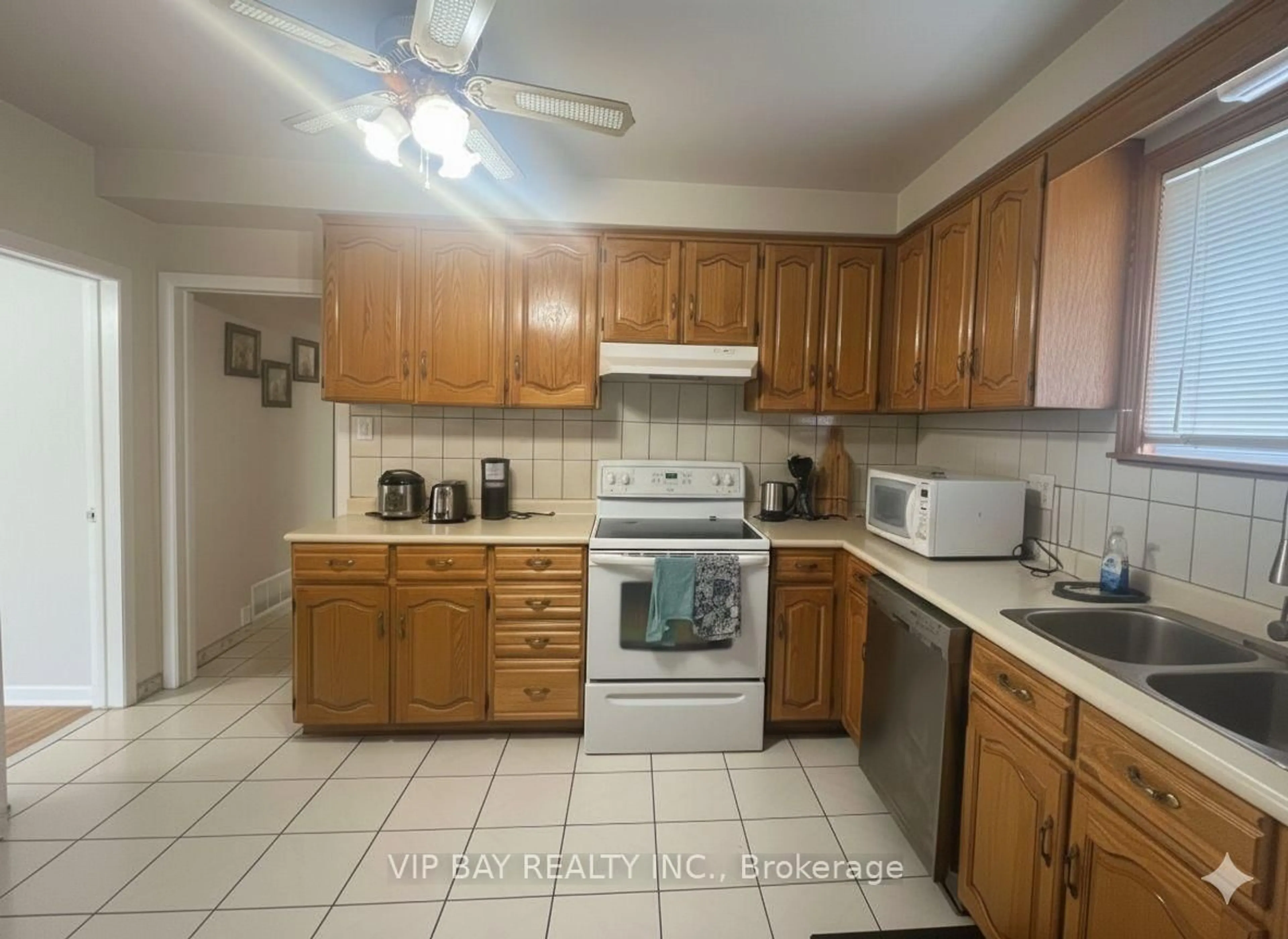 Standard kitchen, unknown for 172 Pemberton Ave, Toronto Ontario M2M 1Y8