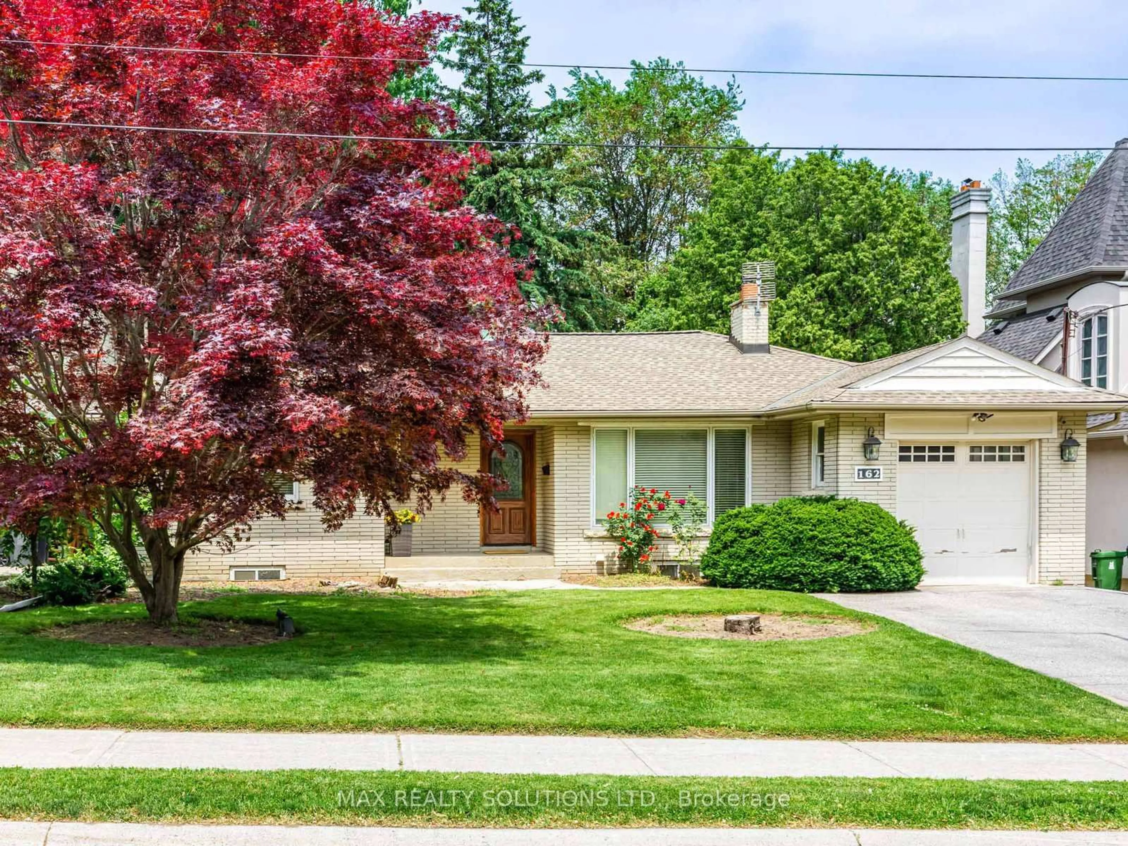 Home with vinyl exterior material, street for 162 Beechwood Ave, Toronto Ontario M2L 1K1