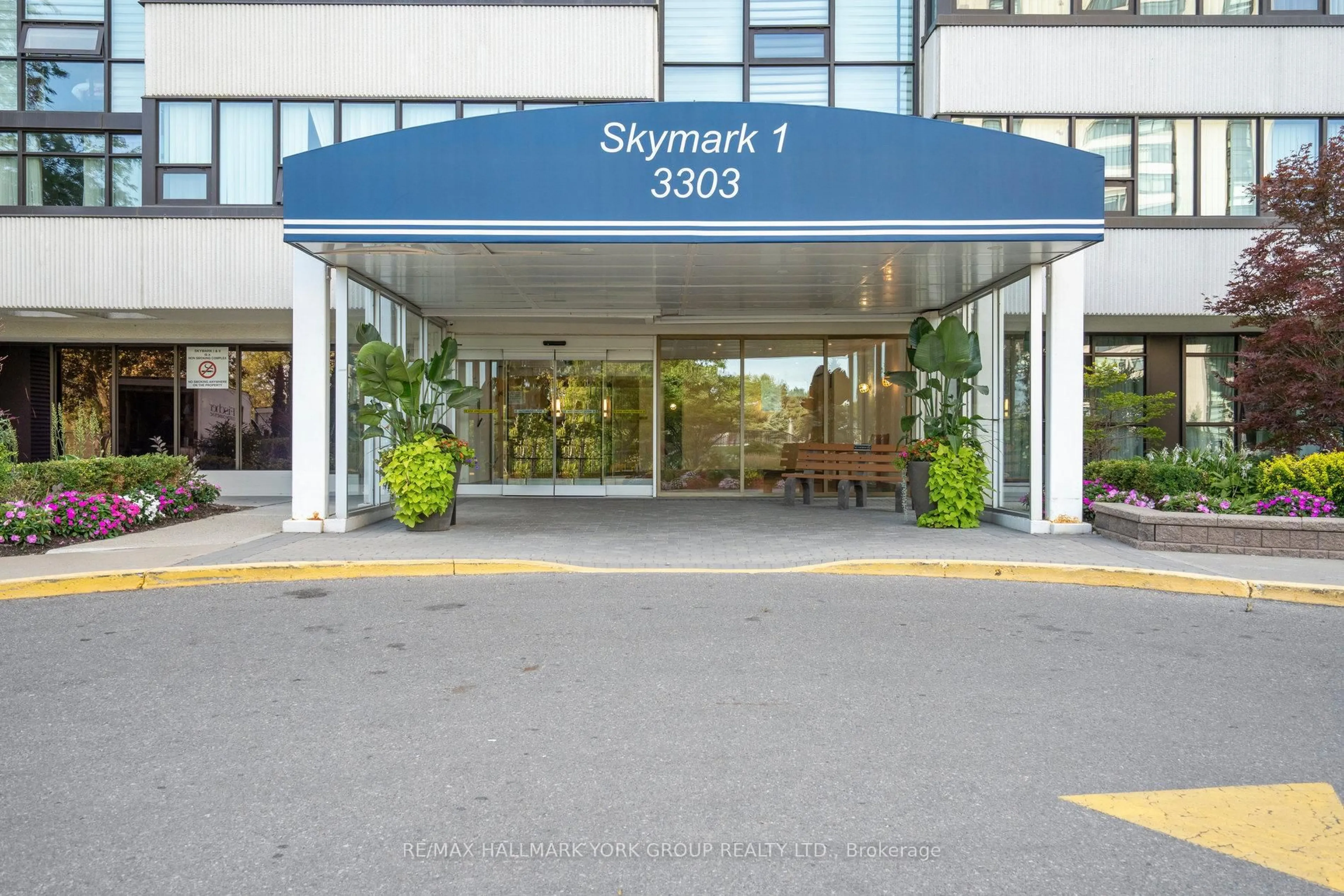 Indoor foyer for 3303 Don Mills Rd #107, Toronto Ontario M2J 4T6