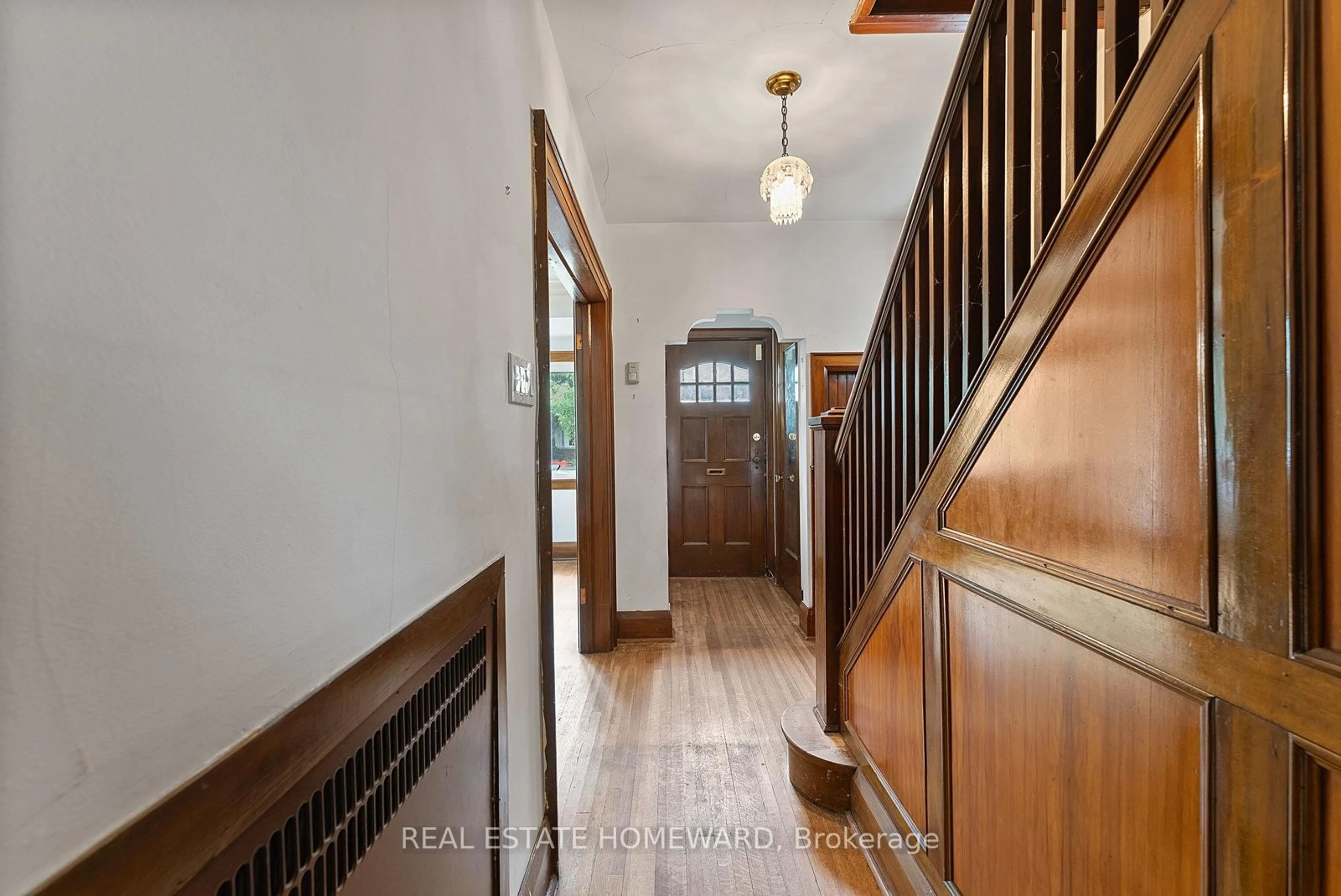 Indoor entryway for 285 St Germain Ave, Toronto Ontario M5M 1W4