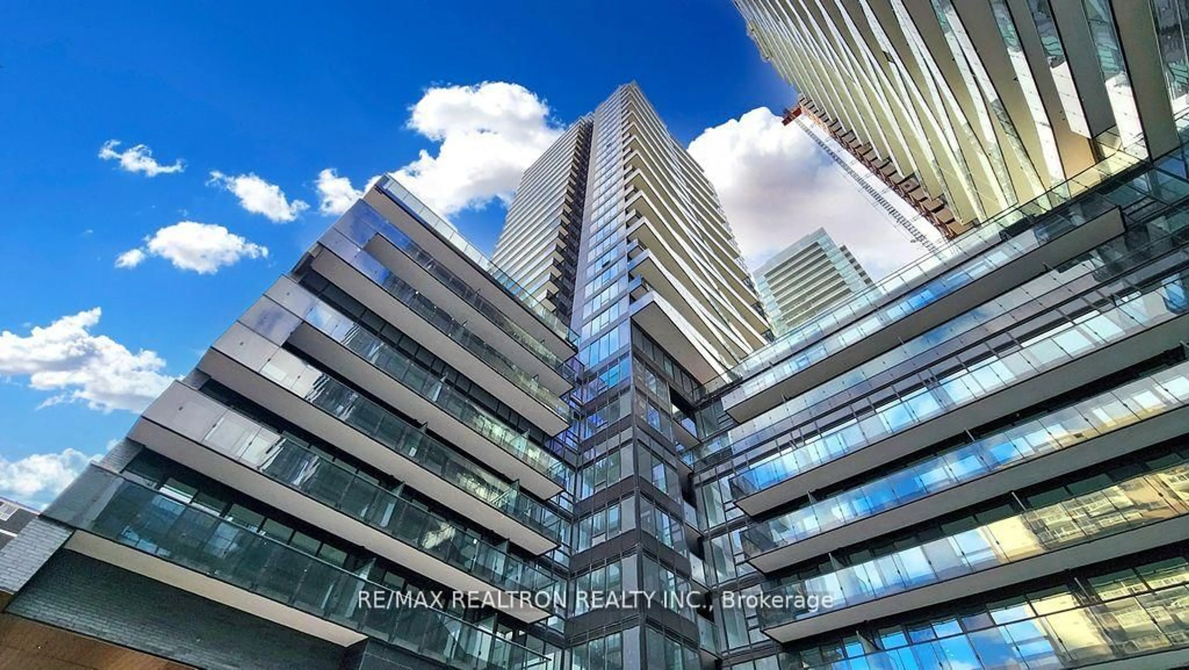 Indoor foyer for 127 Broadway Ave #510, Toronto Ontario M4P 1V4