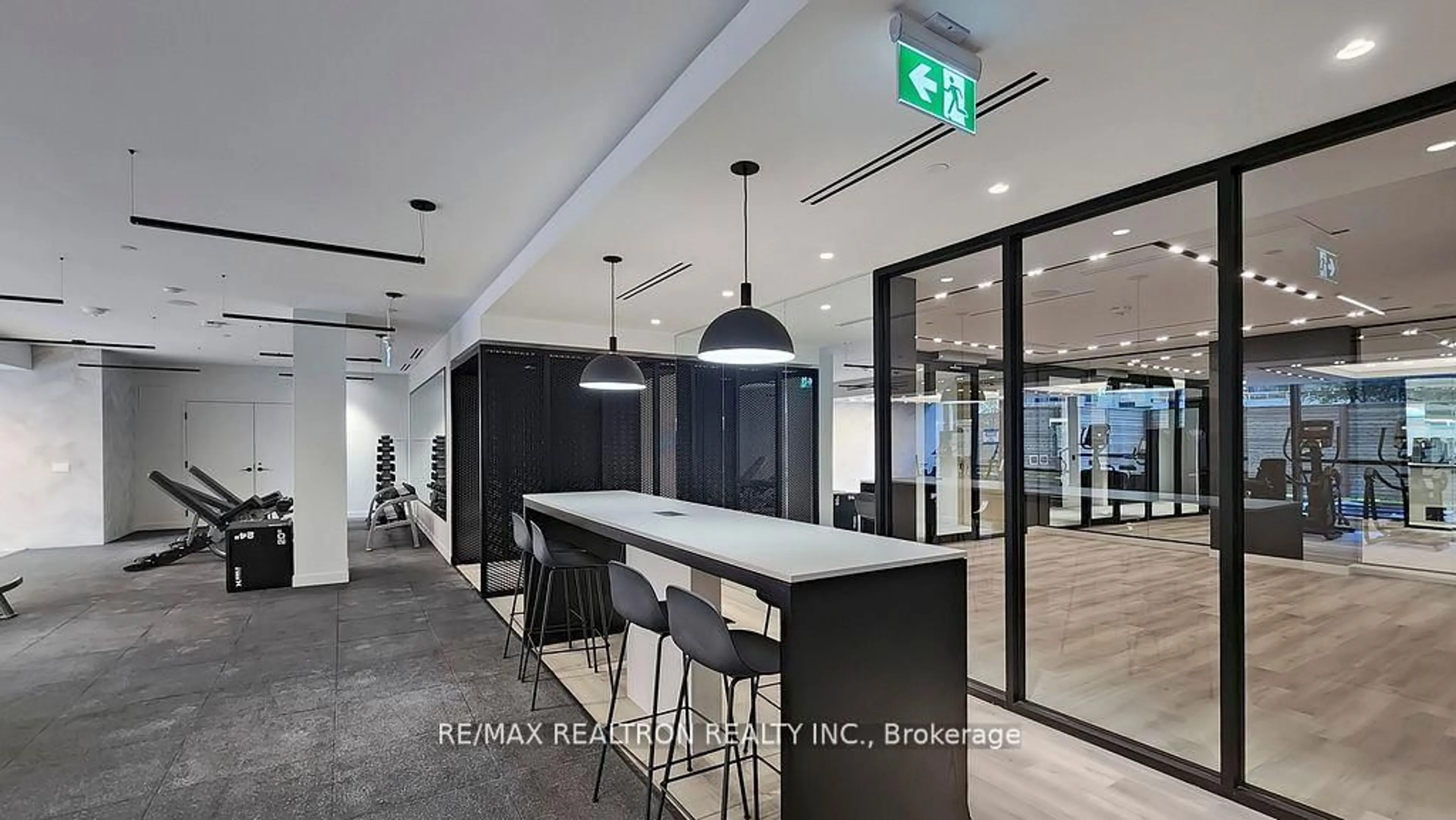Indoor foyer for 127 Broadway Ave #510, Toronto Ontario M4P 1V4