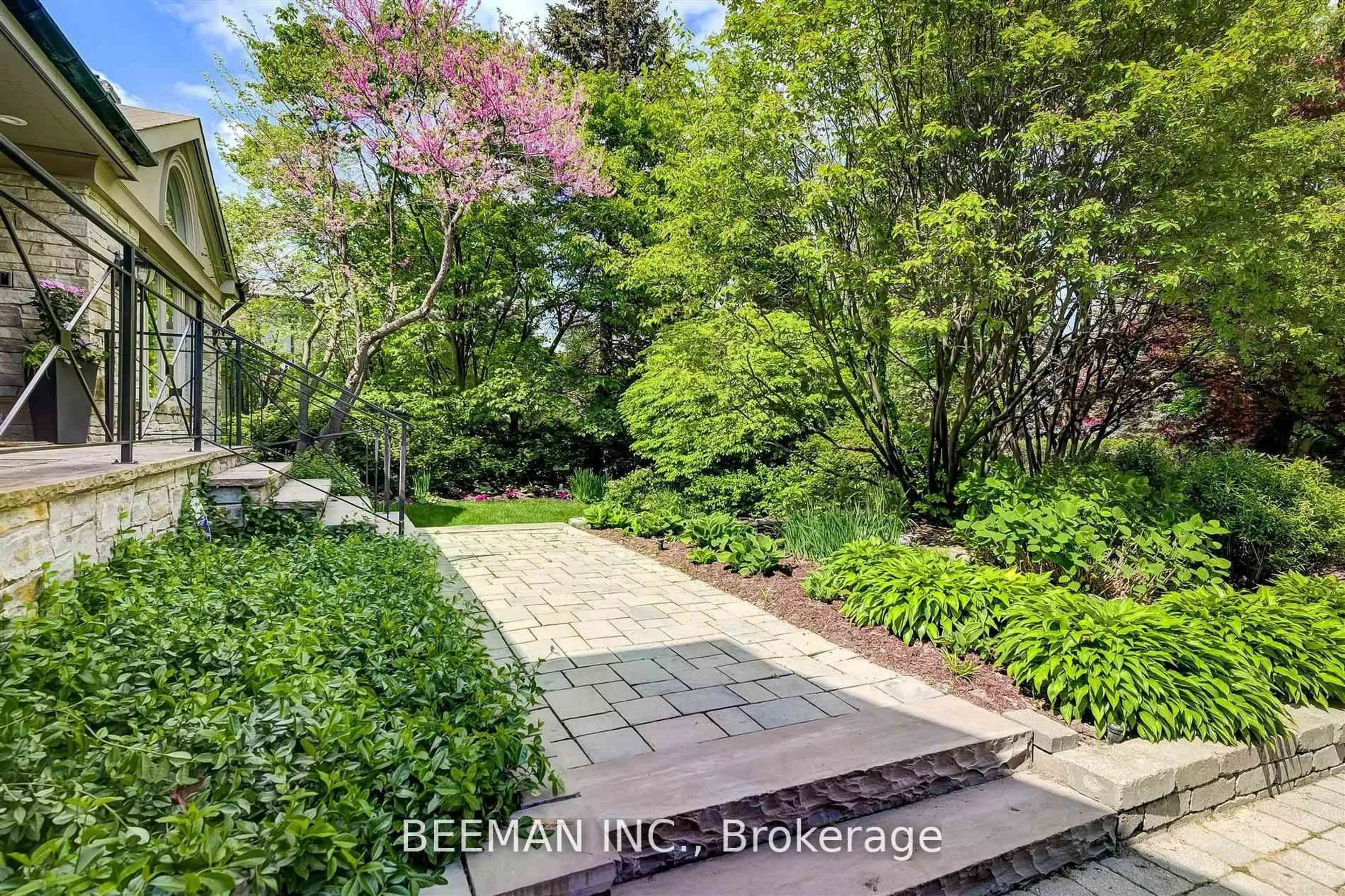 Patio, street for 26 Farrington Dr, Toronto Ontario M2L 2B6
