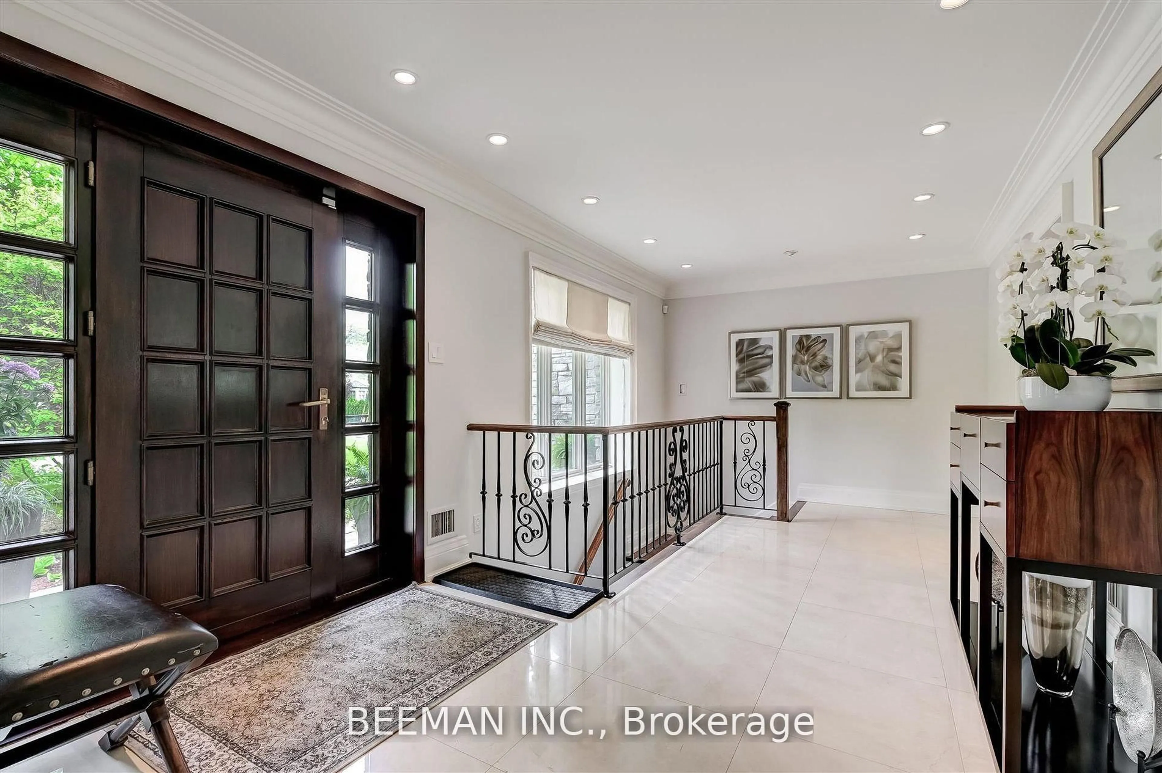 Indoor entryway for 26 Farrington Dr, Toronto Ontario M2L 2B6