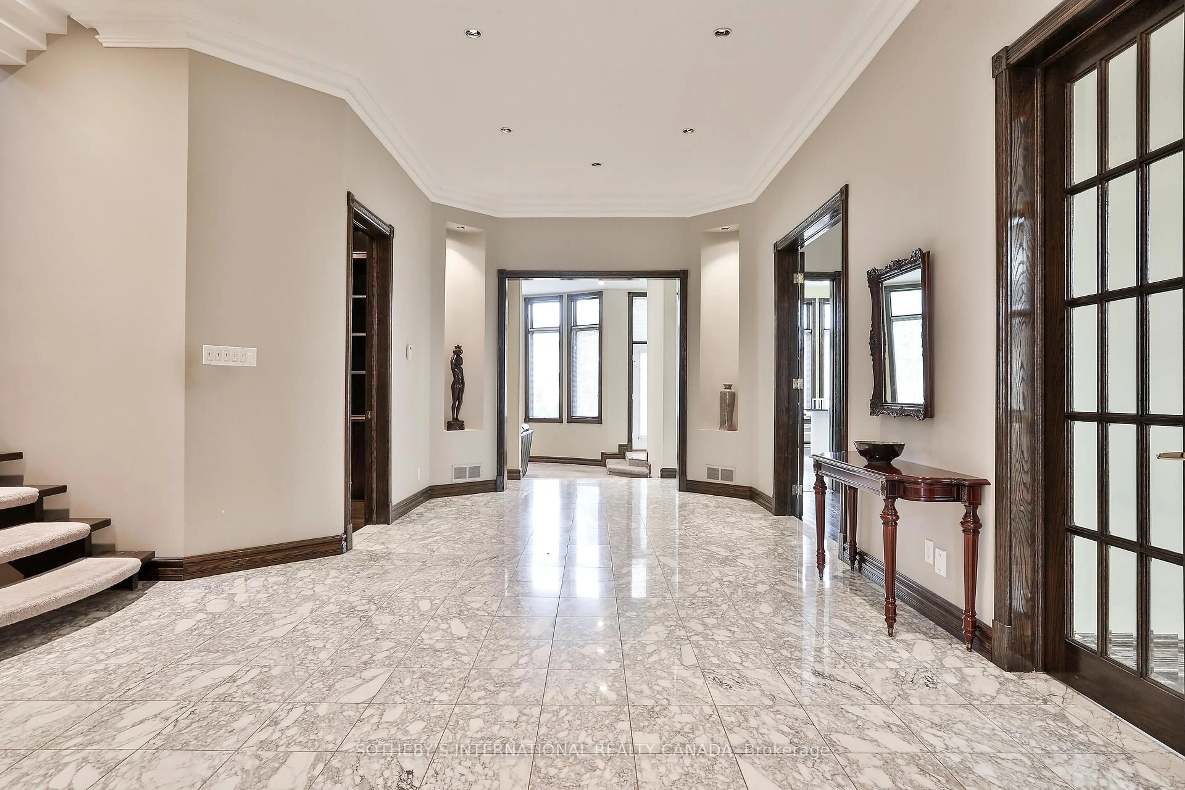 Indoor foyer for 290 Byng Ave, Toronto Ontario M2N 4L3
