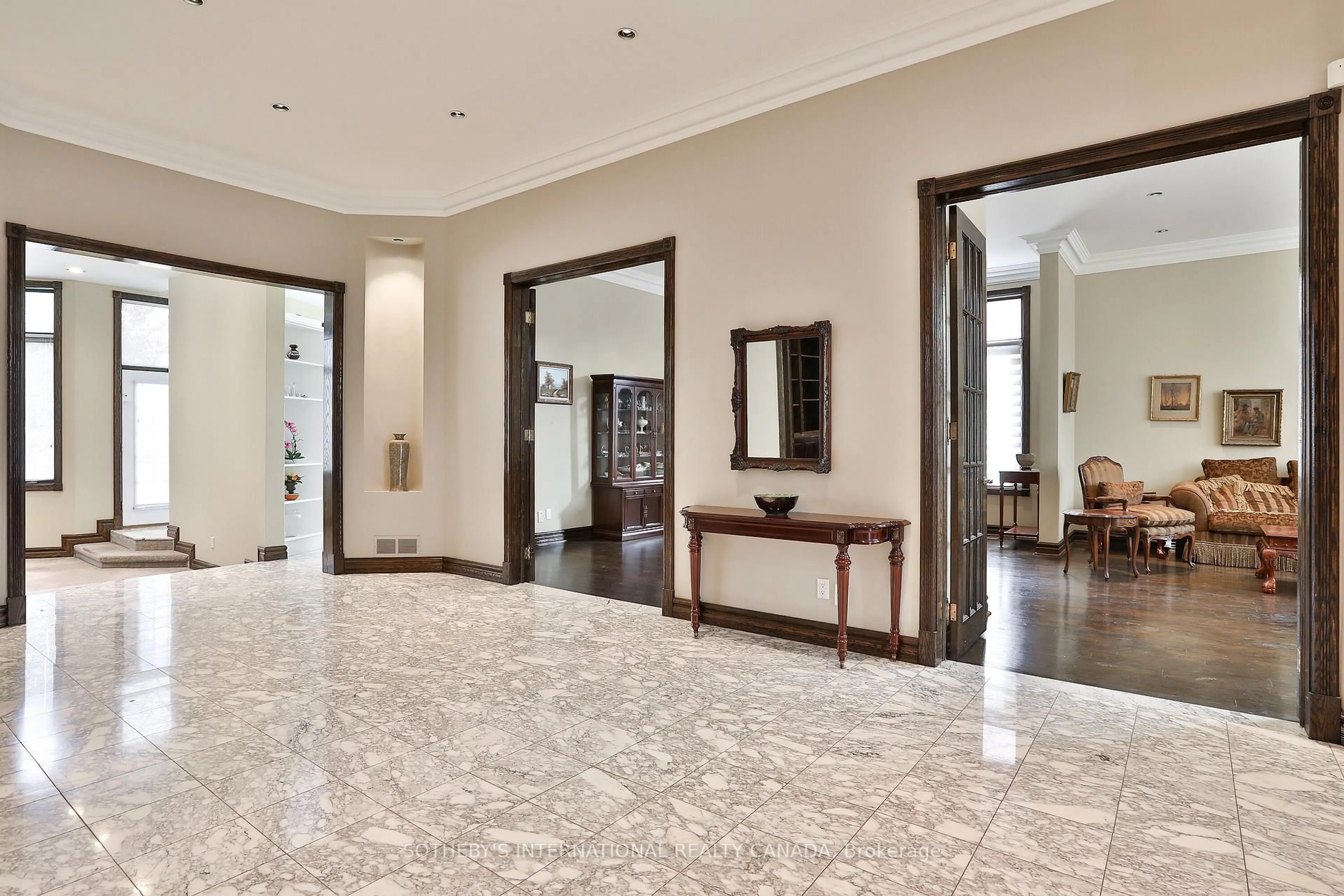 Indoor foyer for 290 Byng Ave, Toronto Ontario M2N 4L3