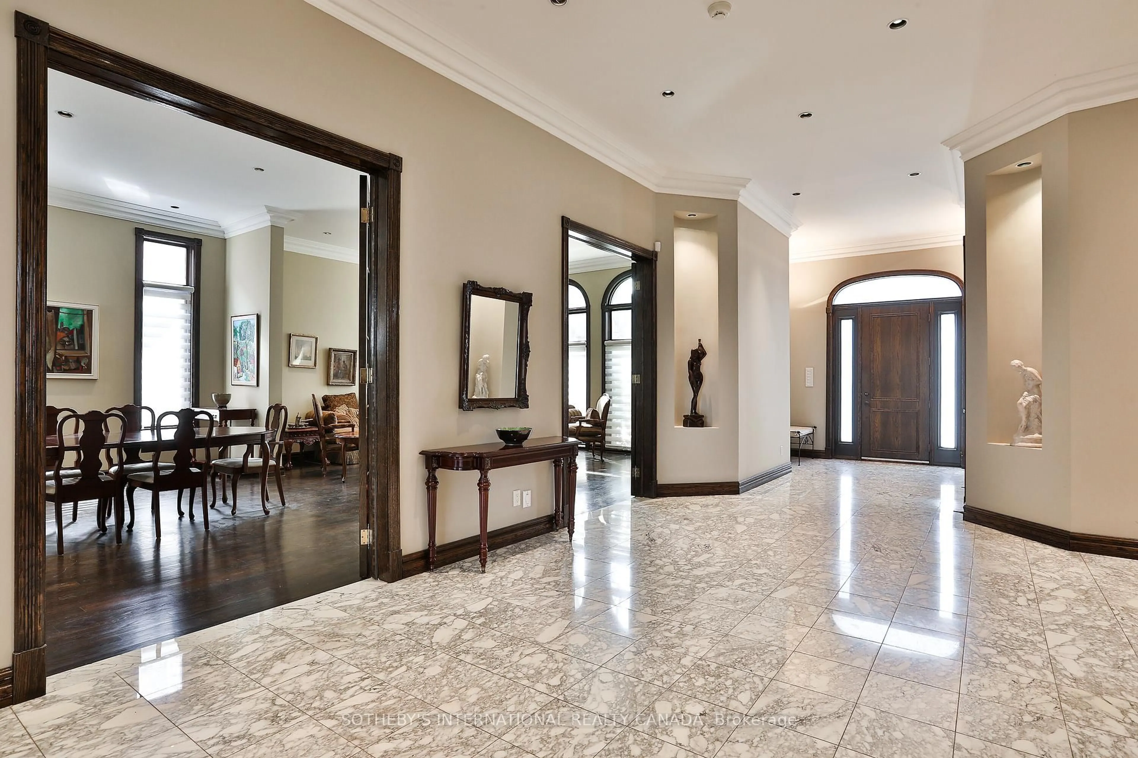 Indoor foyer for 290 Byng Ave, Toronto Ontario M2N 4L3