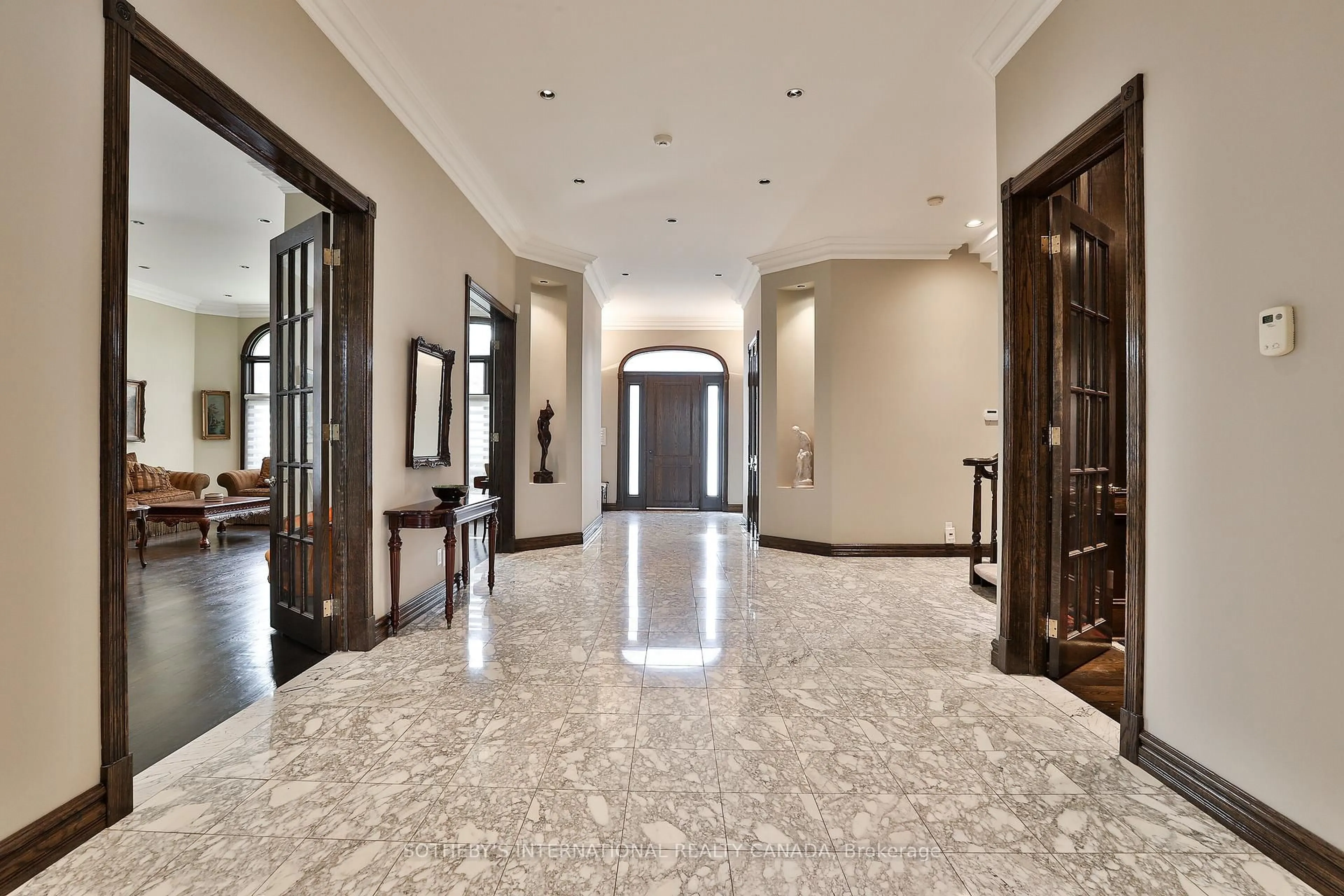Indoor foyer for 290 Byng Ave, Toronto Ontario M2N 4L3