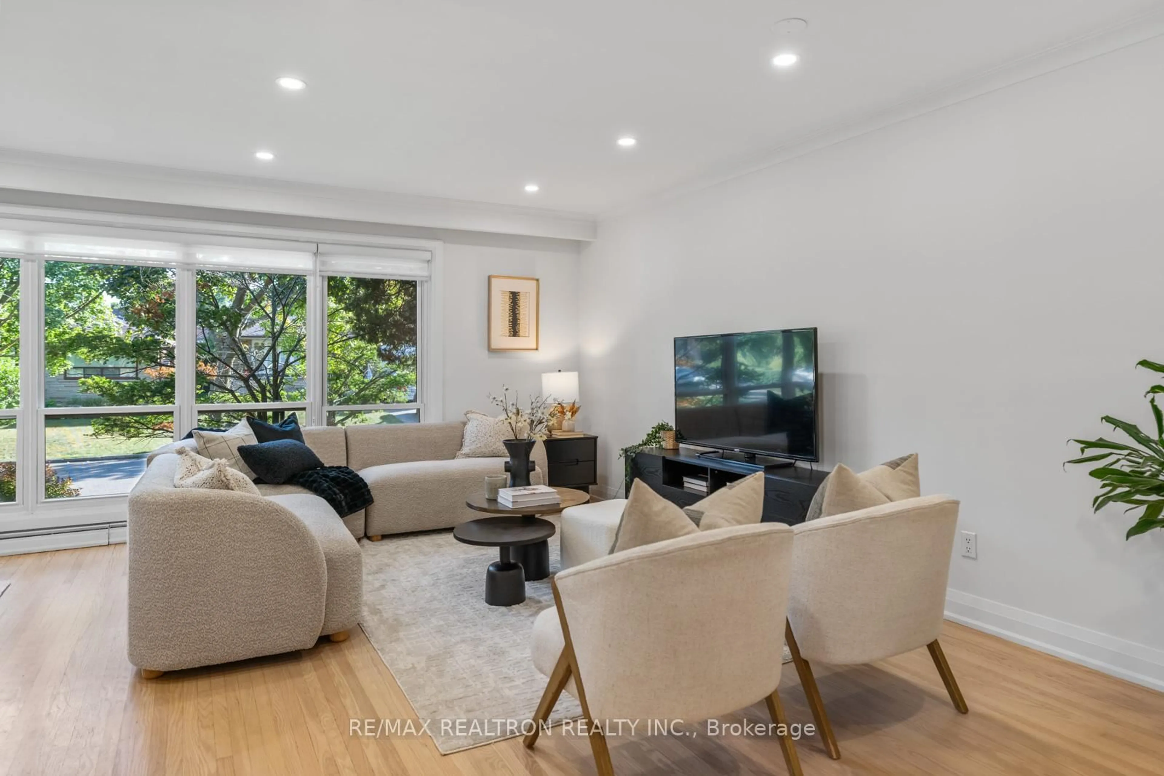 Living room with furniture, unknown for 11 Artreeva Dr, Toronto Ontario M3H 4T6
